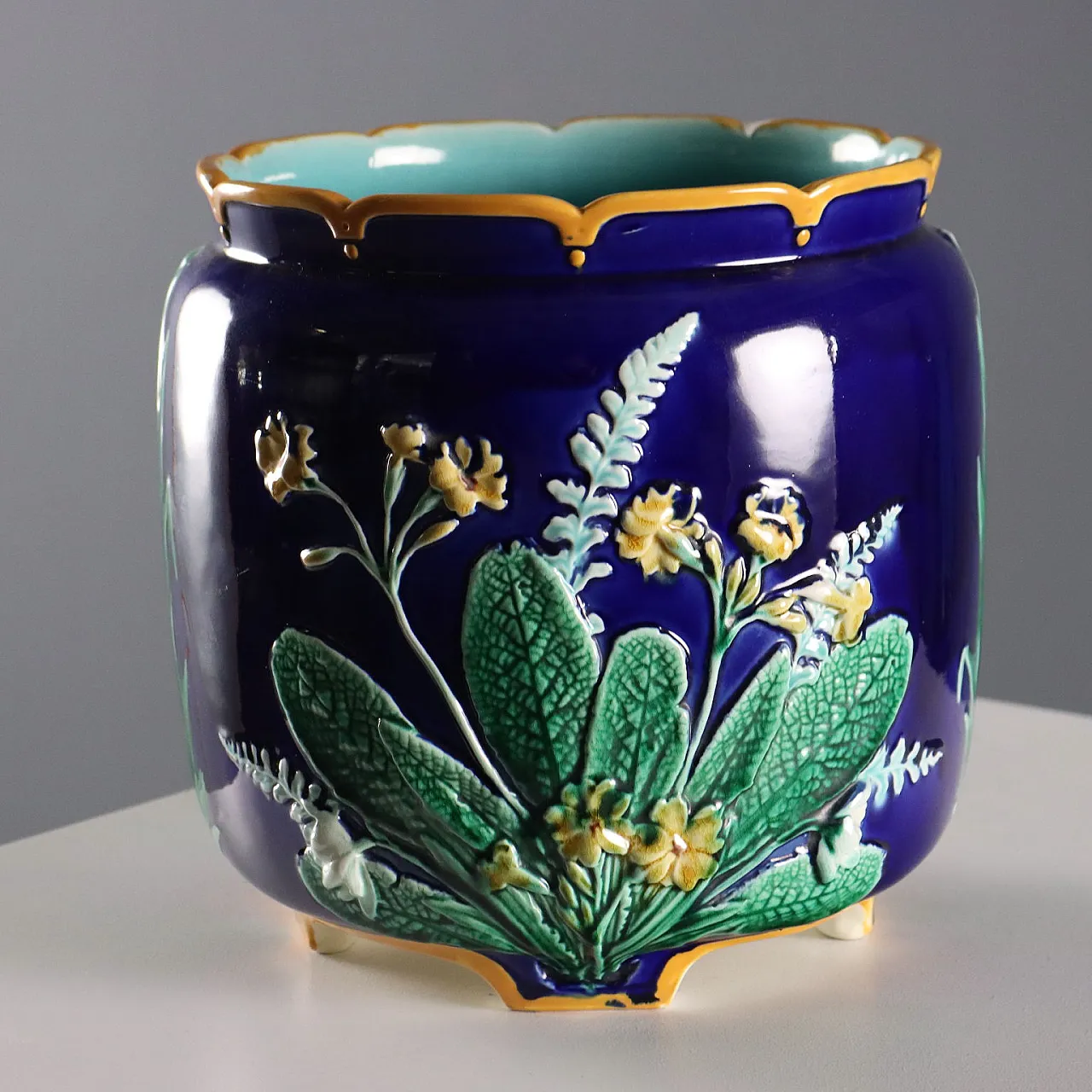 Cachepot in maiolica blu cobalto con decoro policromo a rilievo, '800 1