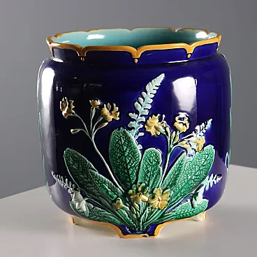 Cachepot in maiolica blu cobalto con decoro policromo a rilievo, '800