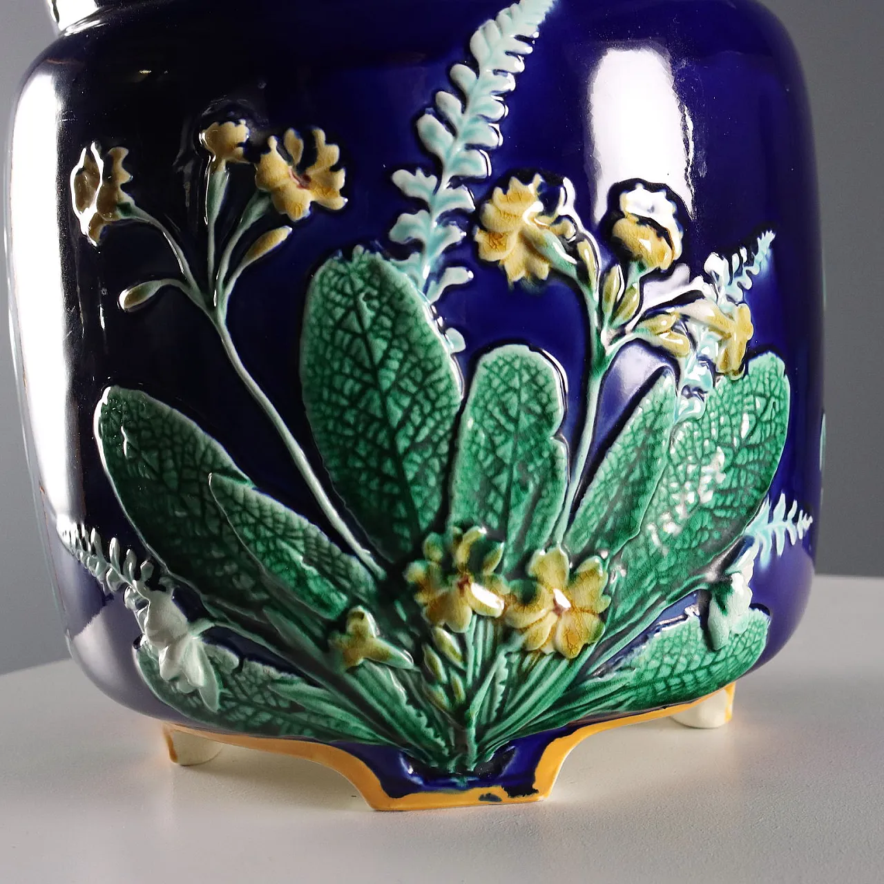 Cachepot in maiolica blu cobalto con decoro policromo a rilievo, '800 3