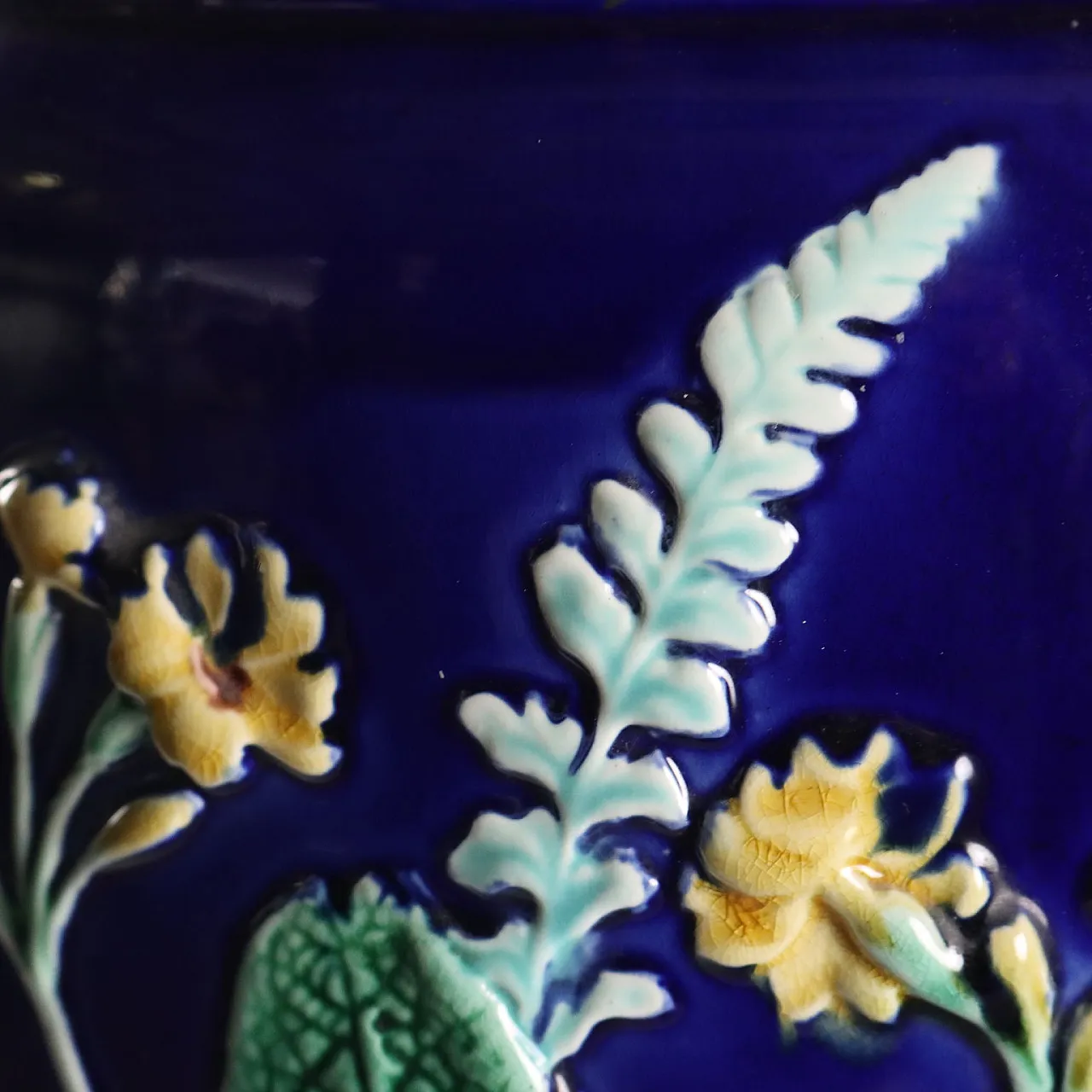 Cachepot in maiolica blu cobalto con decoro policromo a rilievo, '800 5