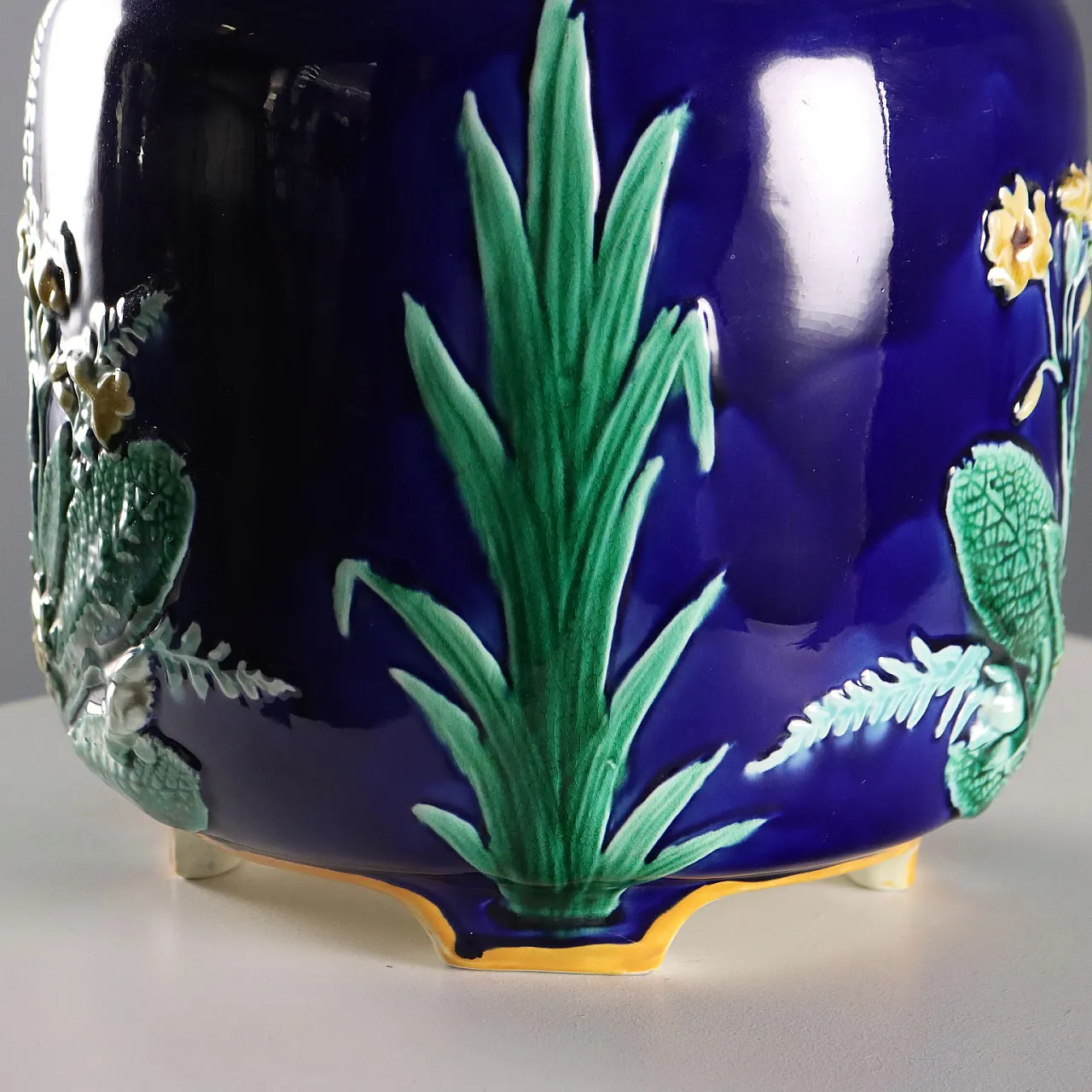 Cachepot in maiolica blu cobalto con decoro policromo a rilievo, '800 7