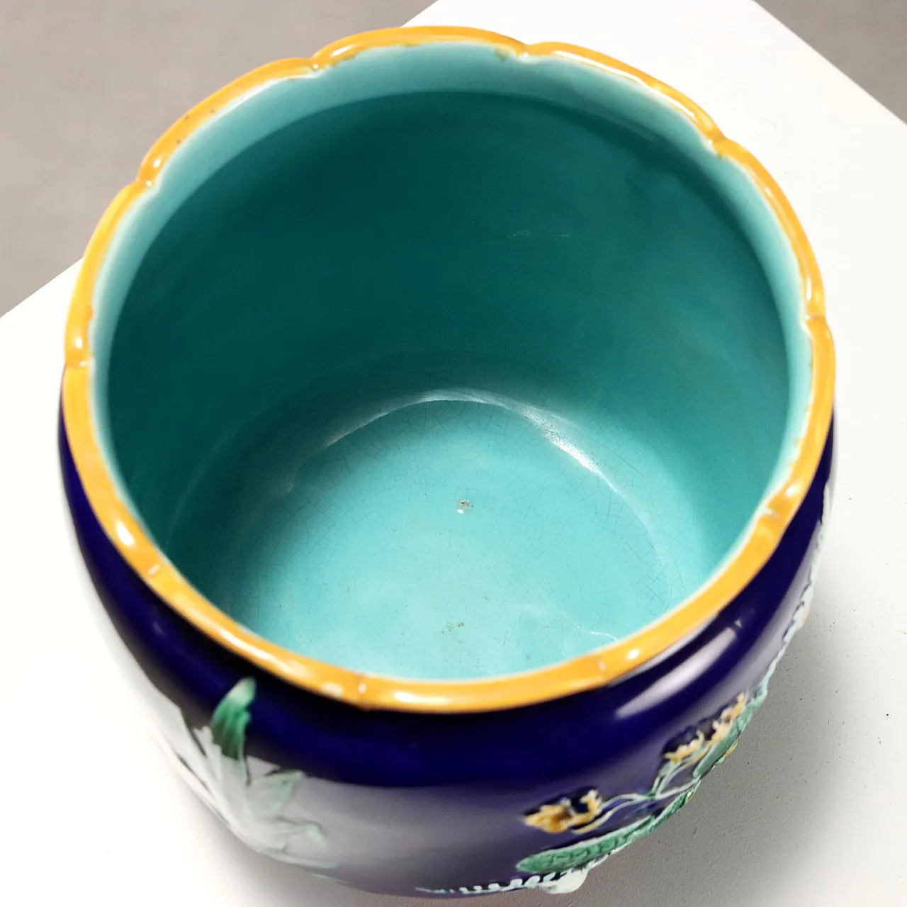 Cachepot in maiolica blu cobalto con decoro policromo a rilievo, '800 10