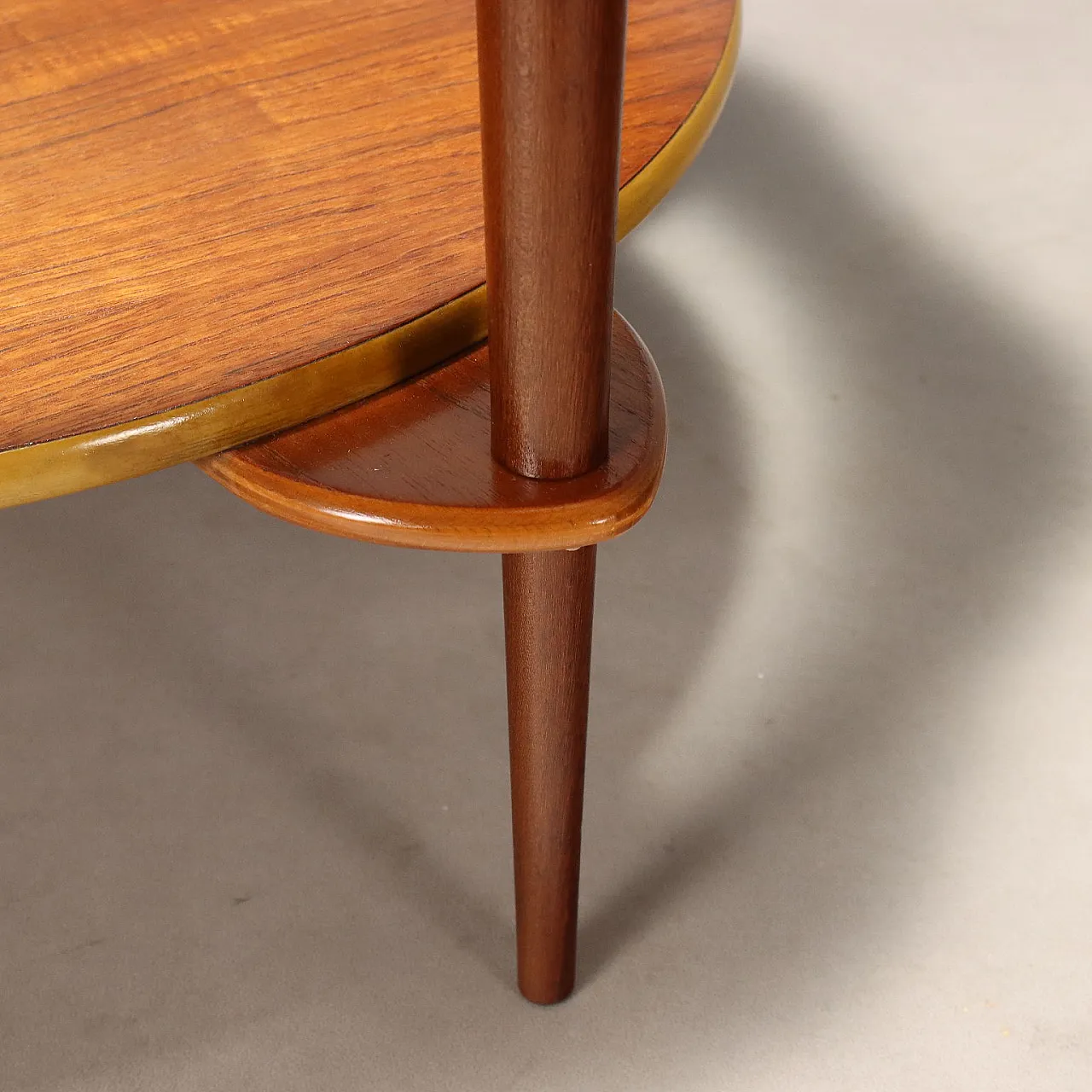 Tavolino con struttura in teak e piano circolare in vetro, '900 4