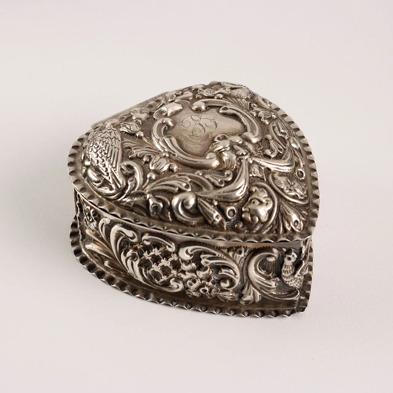 Heart-shaped box in embossed and chiseled silver, 20th century 1
