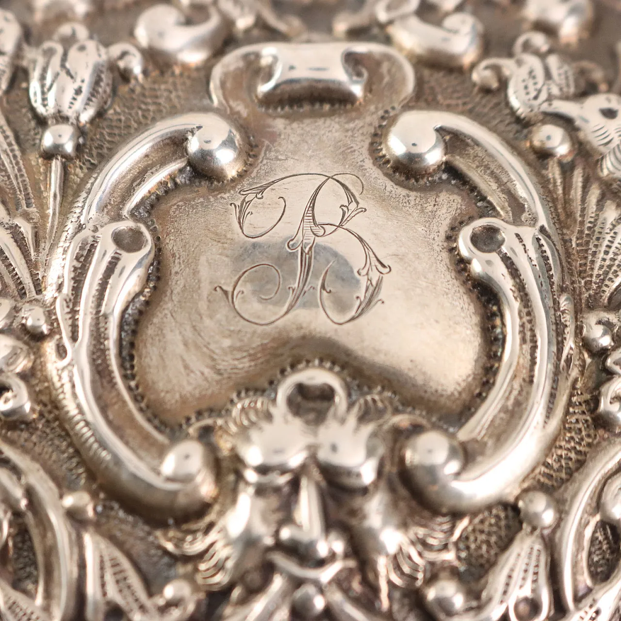 Heart-shaped box in embossed and chiseled silver, 20th century 4