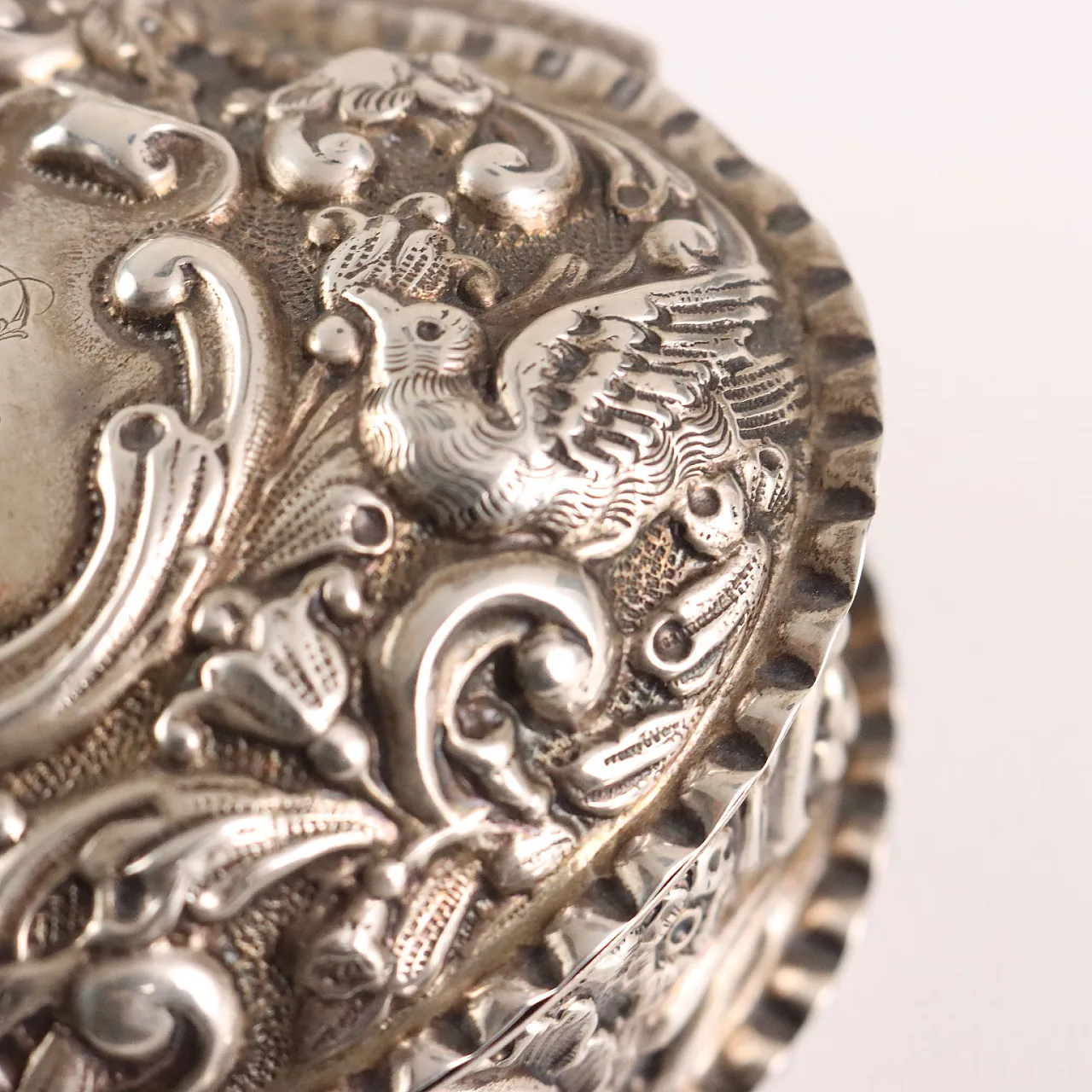 Heart-shaped box in embossed and chiseled silver, 20th century 5