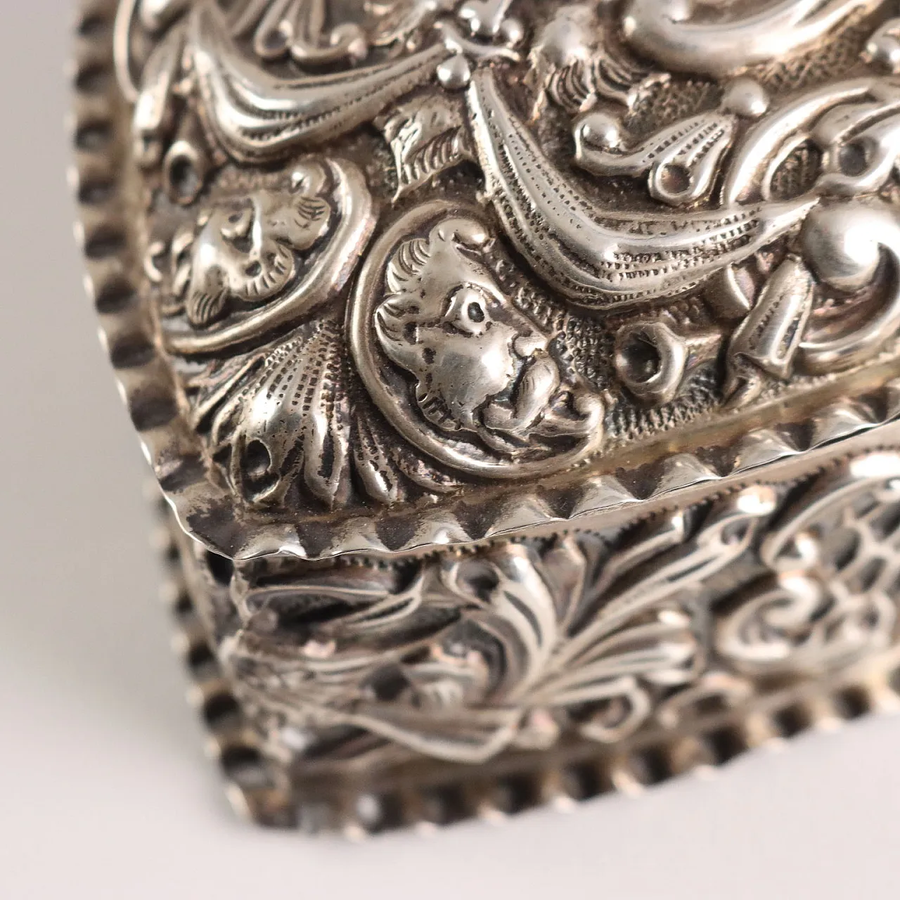 Heart-shaped box in embossed and chiseled silver, 20th century 6