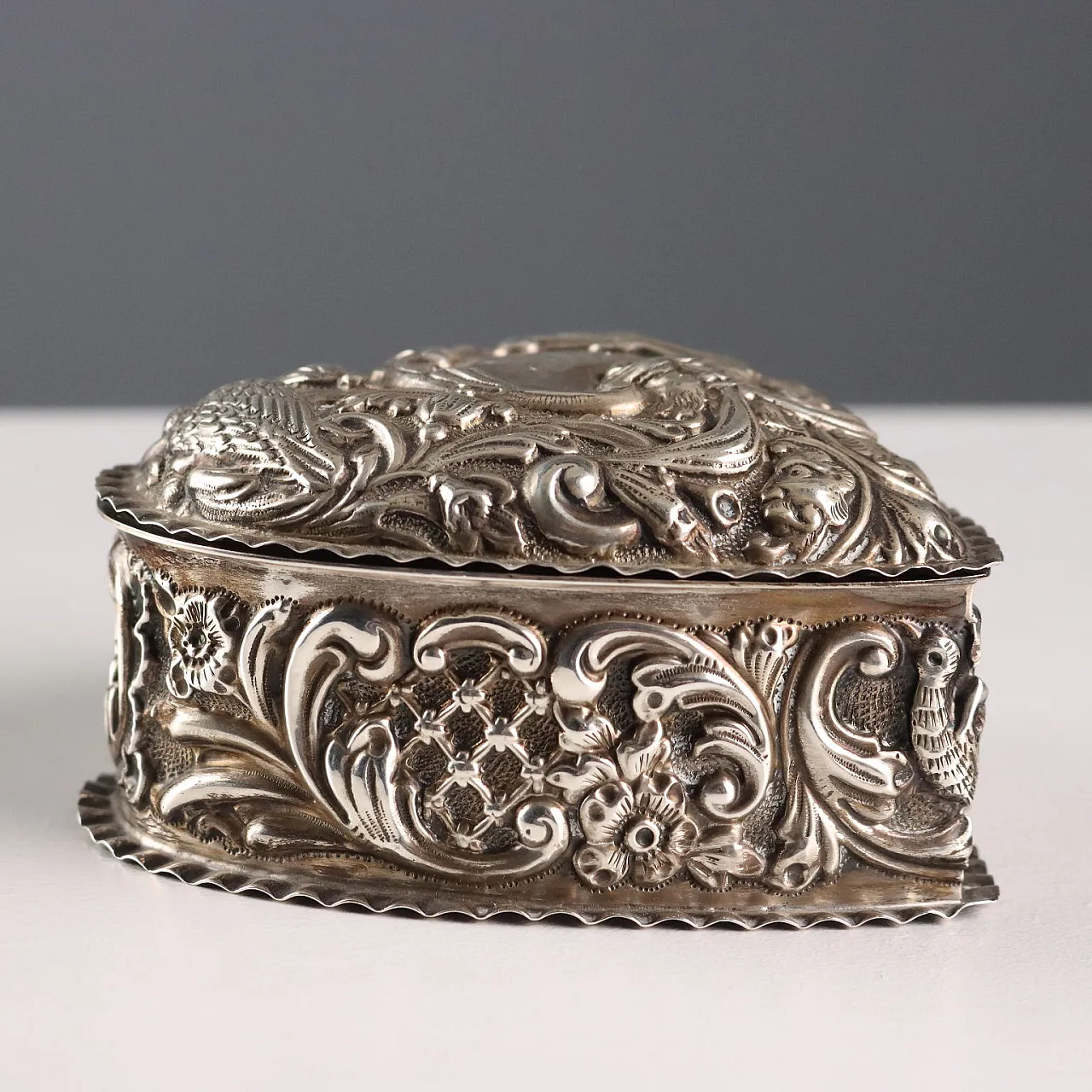 Heart-shaped box in embossed and chiseled silver, 20th century 8