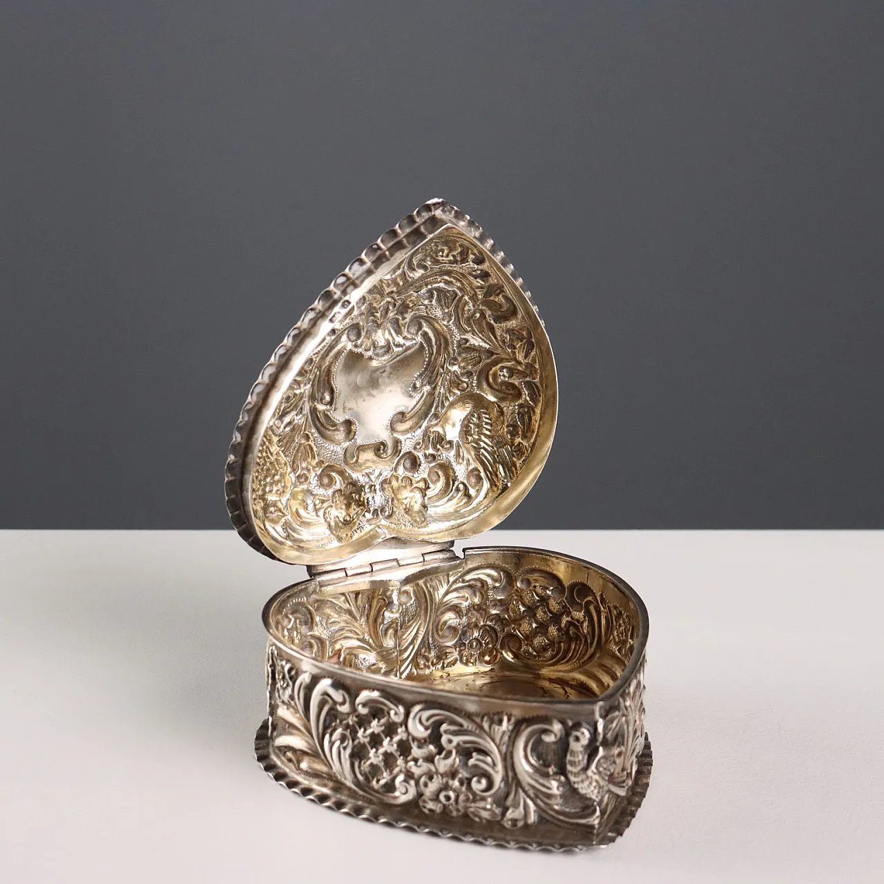 Heart-shaped box in embossed and chiseled silver, 20th century 10