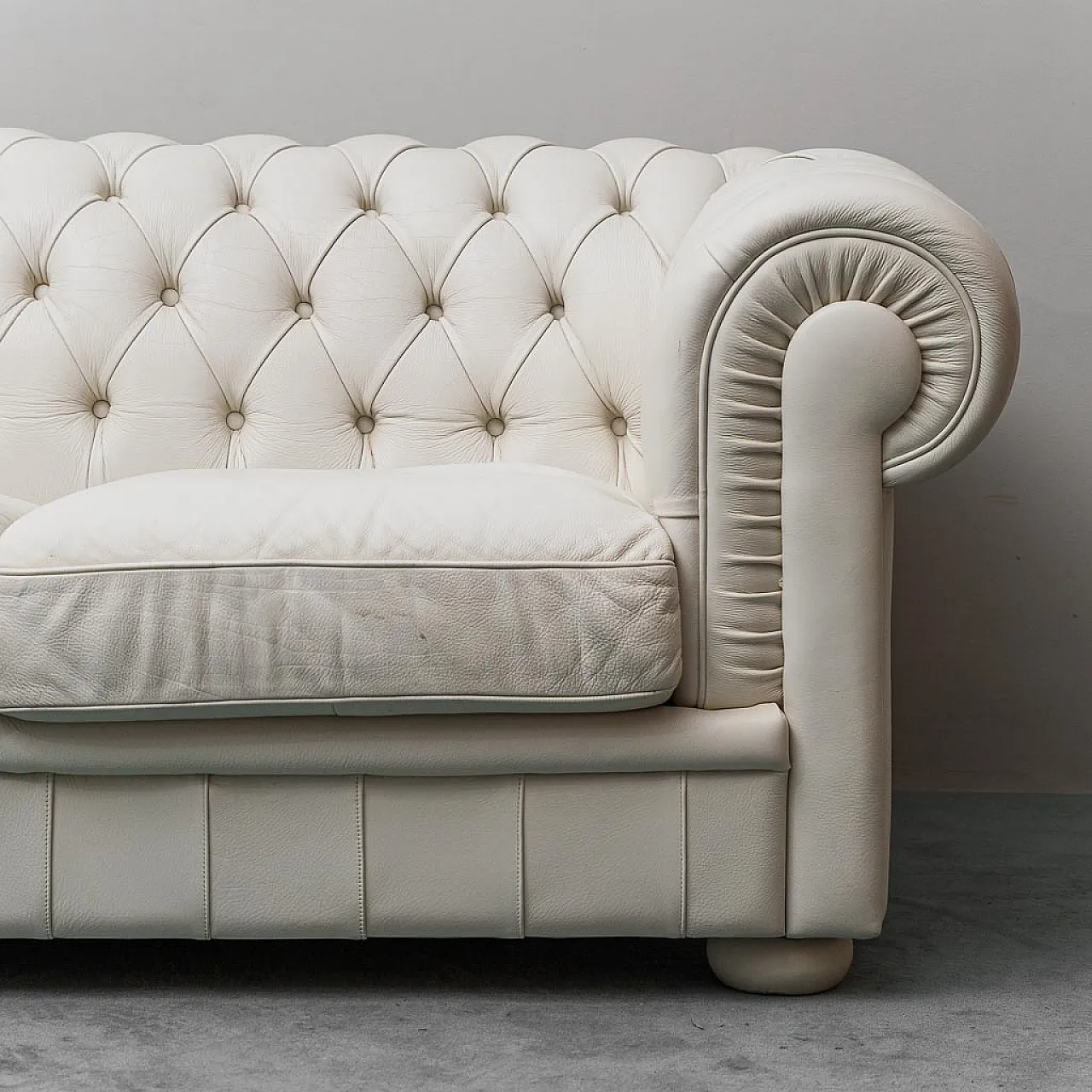 Chesterfield 3-seater sofa in white leather, 1970s 2