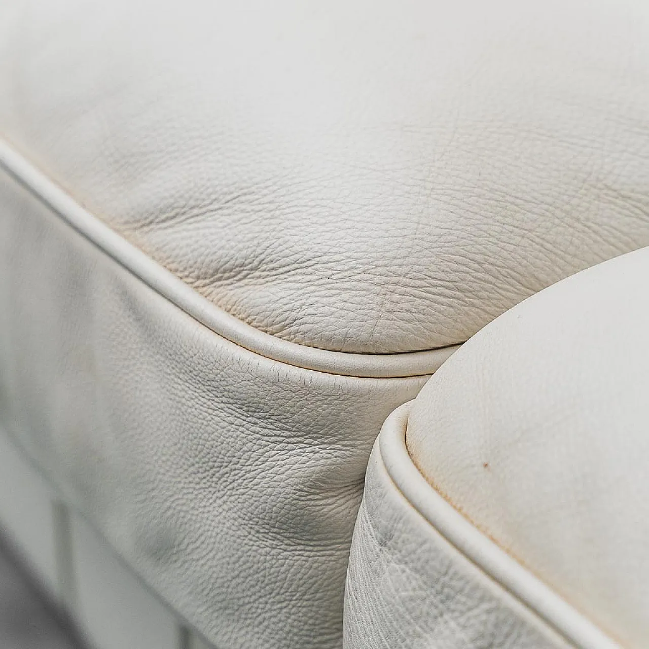 Chesterfield 3-seater sofa in white leather, 1970s 4