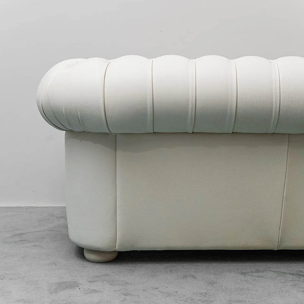 Chesterfield 3-seater sofa in white leather, 1970s 5