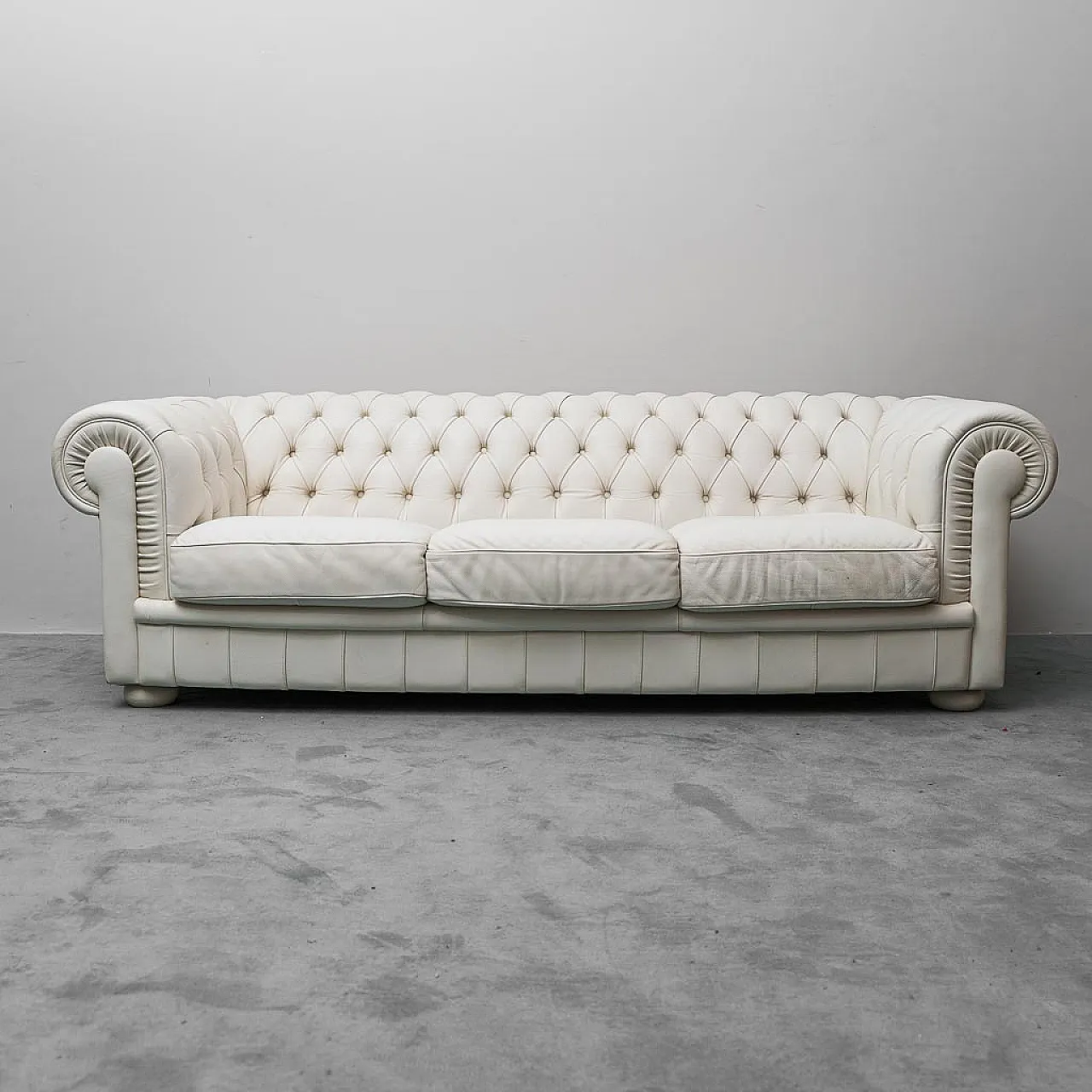 Chesterfield 3-seater sofa in white leather, 1970s 6