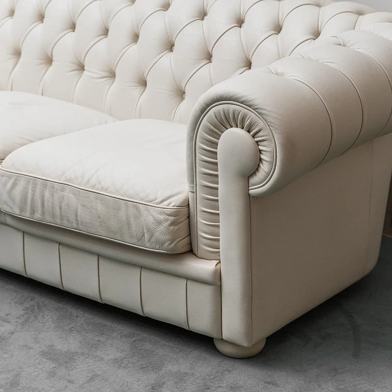Chesterfield 3-seater sofa in white leather, 1970s 8