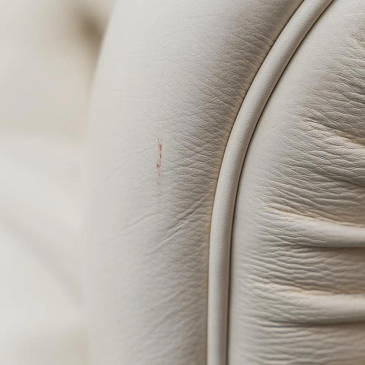 Chesterfield 3-seater sofa in white leather, 1970s 10