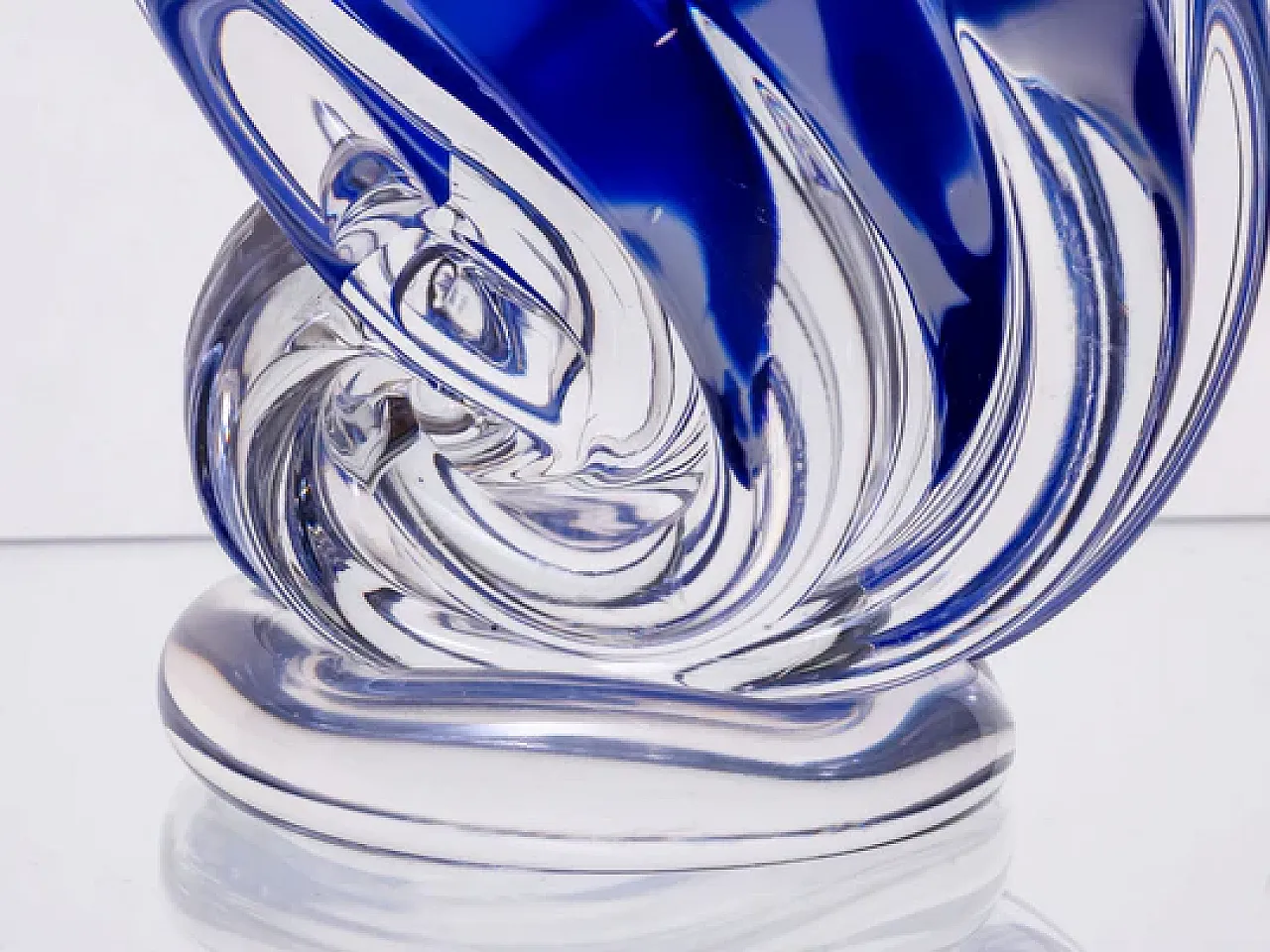 Vaso di vetro blu a forma di mano, anni '70 2