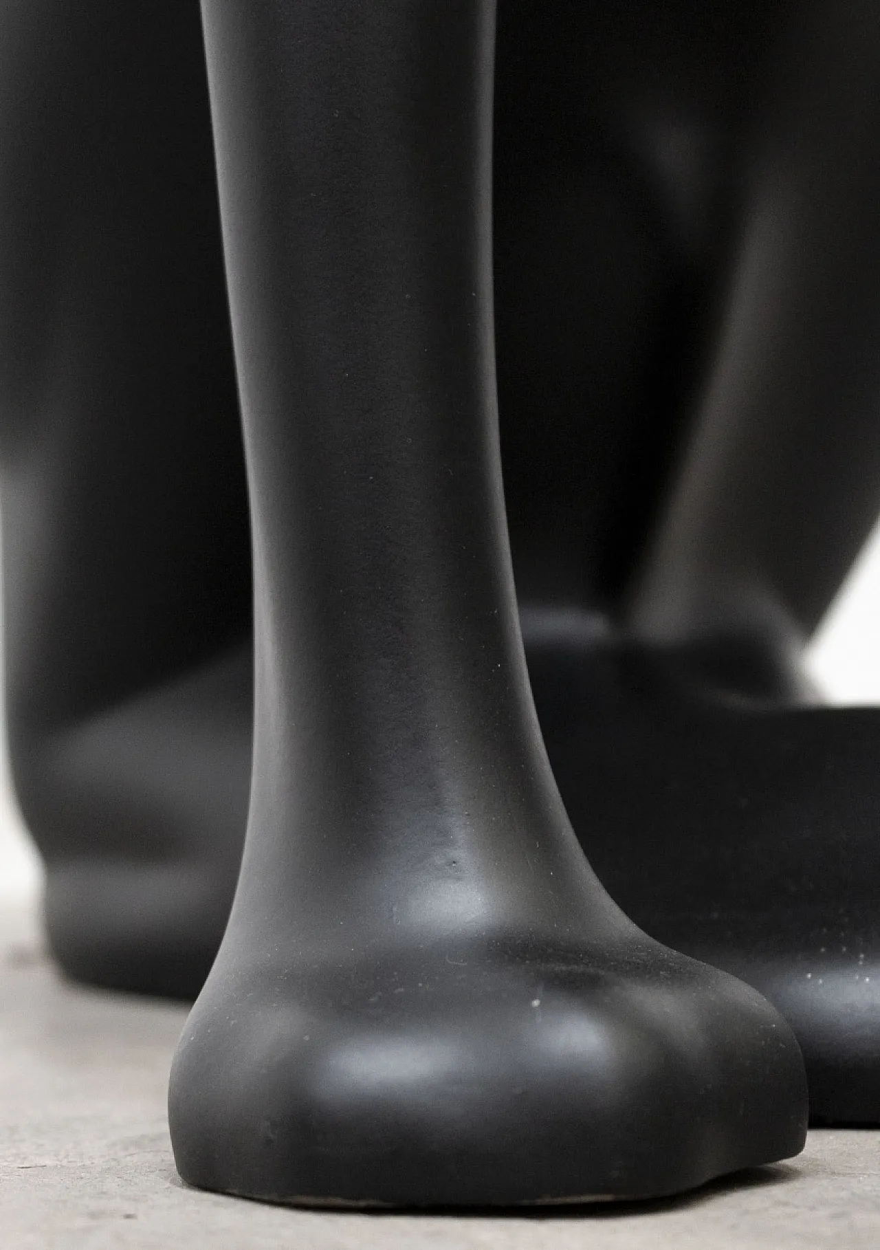 Black panther statue in resin, late 20th century 7