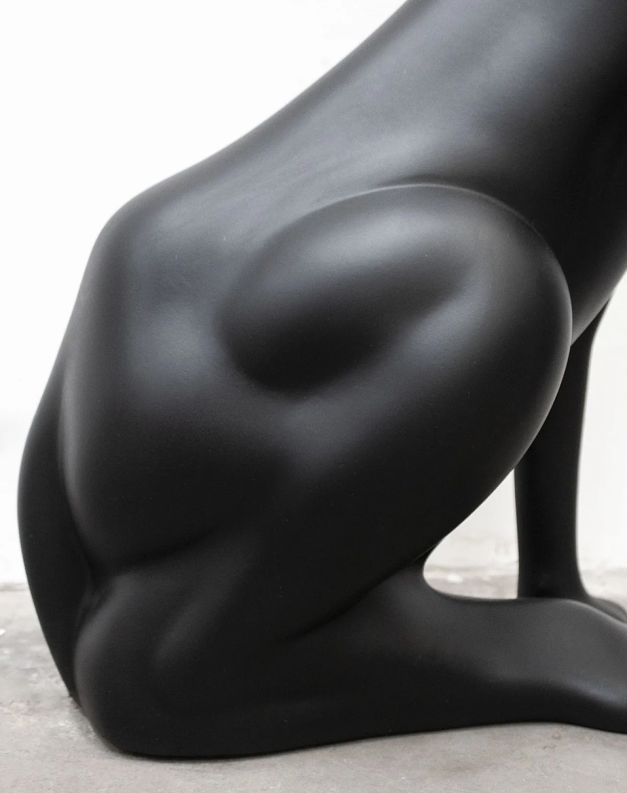 Black panther statue in resin, late 20th century 8