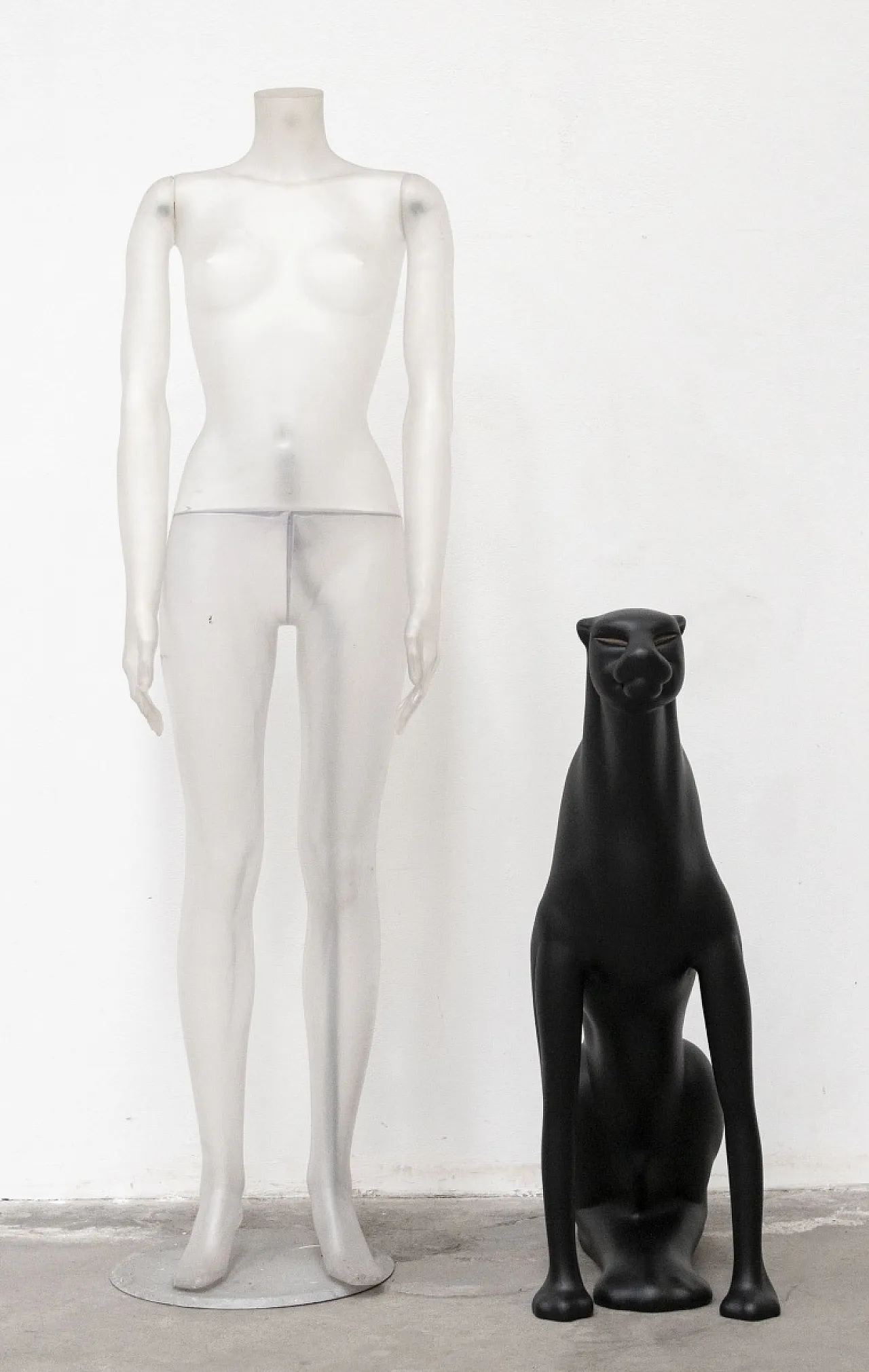 Black panther statue in resin, late 20th century 11