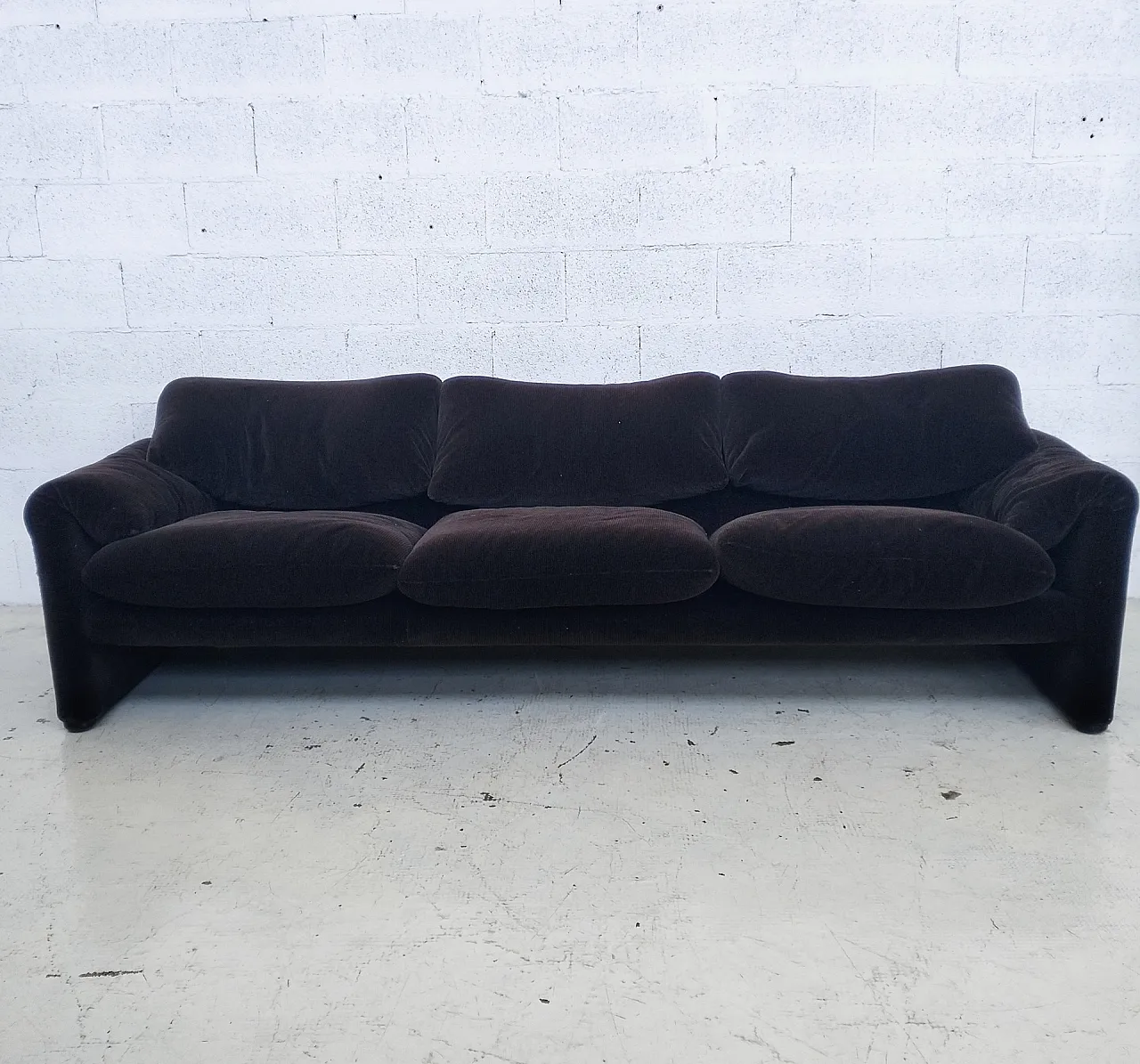 Maralunga 3 seater velvet sofa by Vico Magistretti for Cassina 60s 2