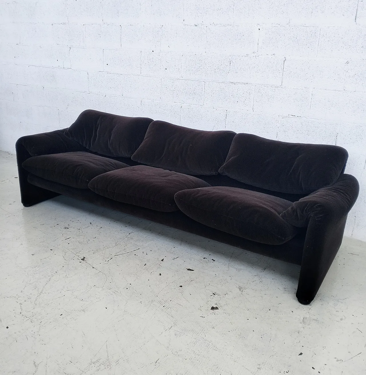 Maralunga 3 seater velvet sofa by Vico Magistretti for Cassina 60s 3