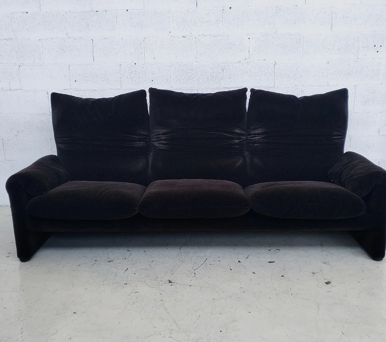 Maralunga 3 seater velvet sofa by Vico Magistretti for Cassina 60s 7