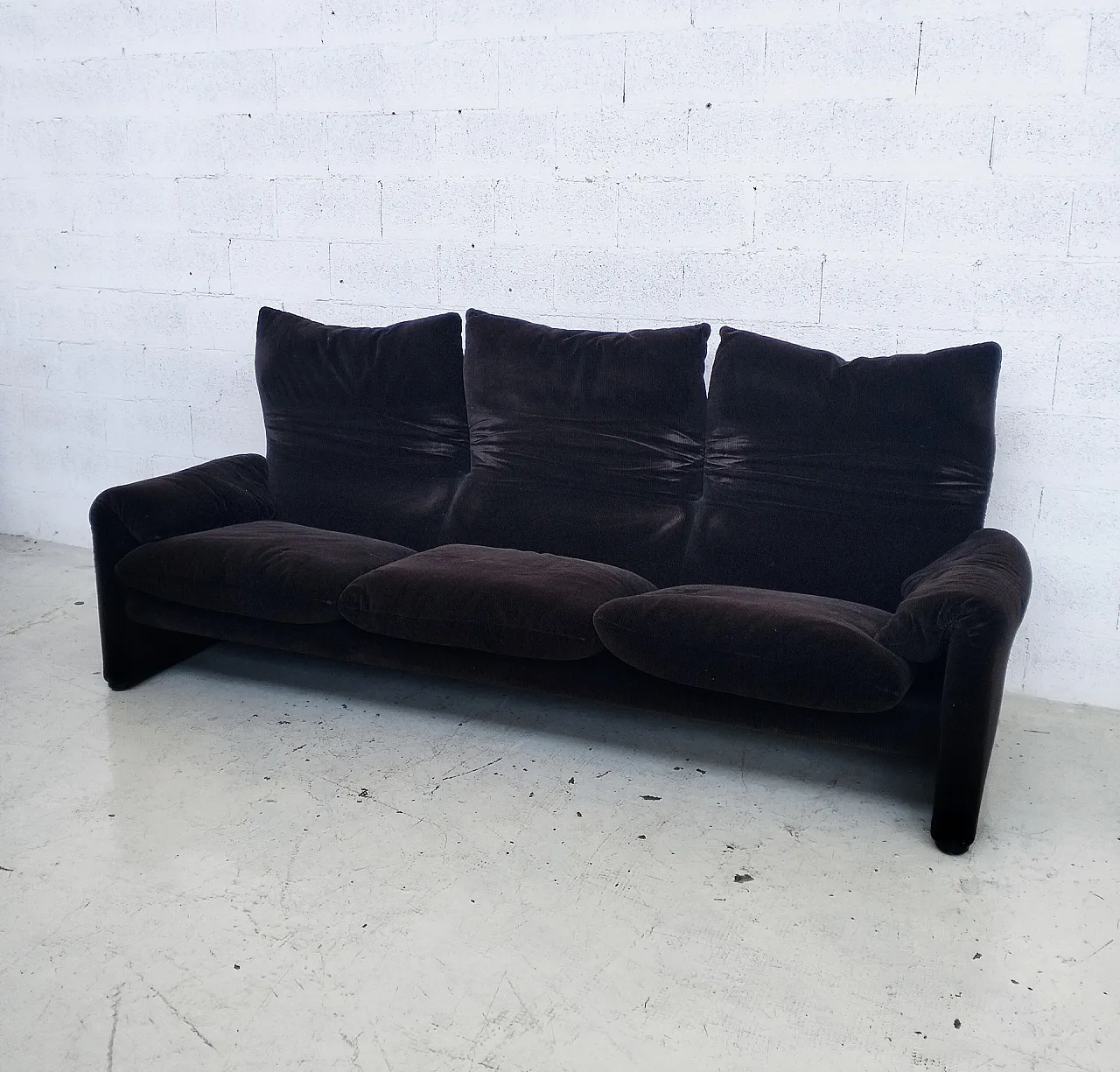 Maralunga 3 seater velvet sofa by Vico Magistretti for Cassina 60s 8