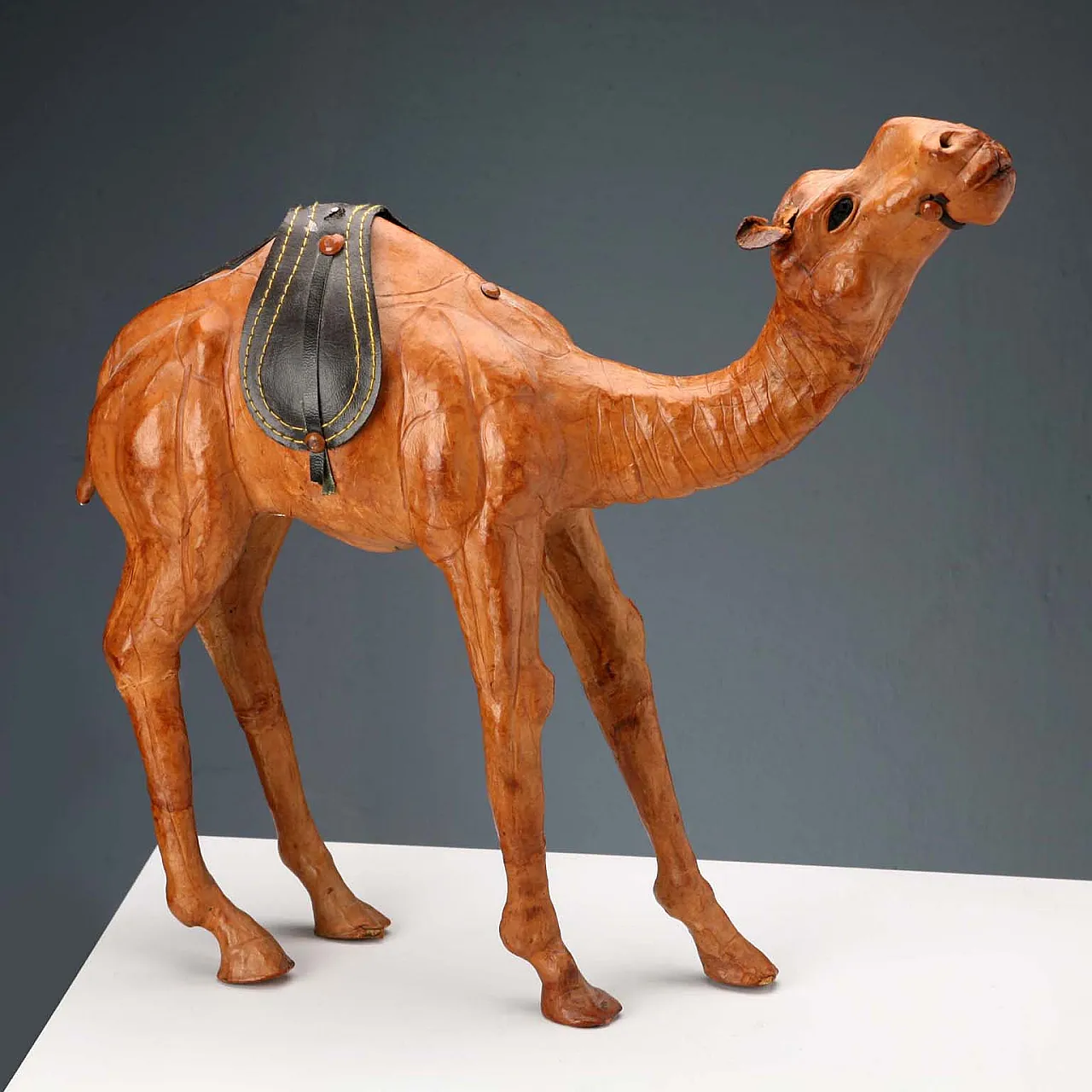 Sculpture depicting a leather-covered dromedary, 20th century 1