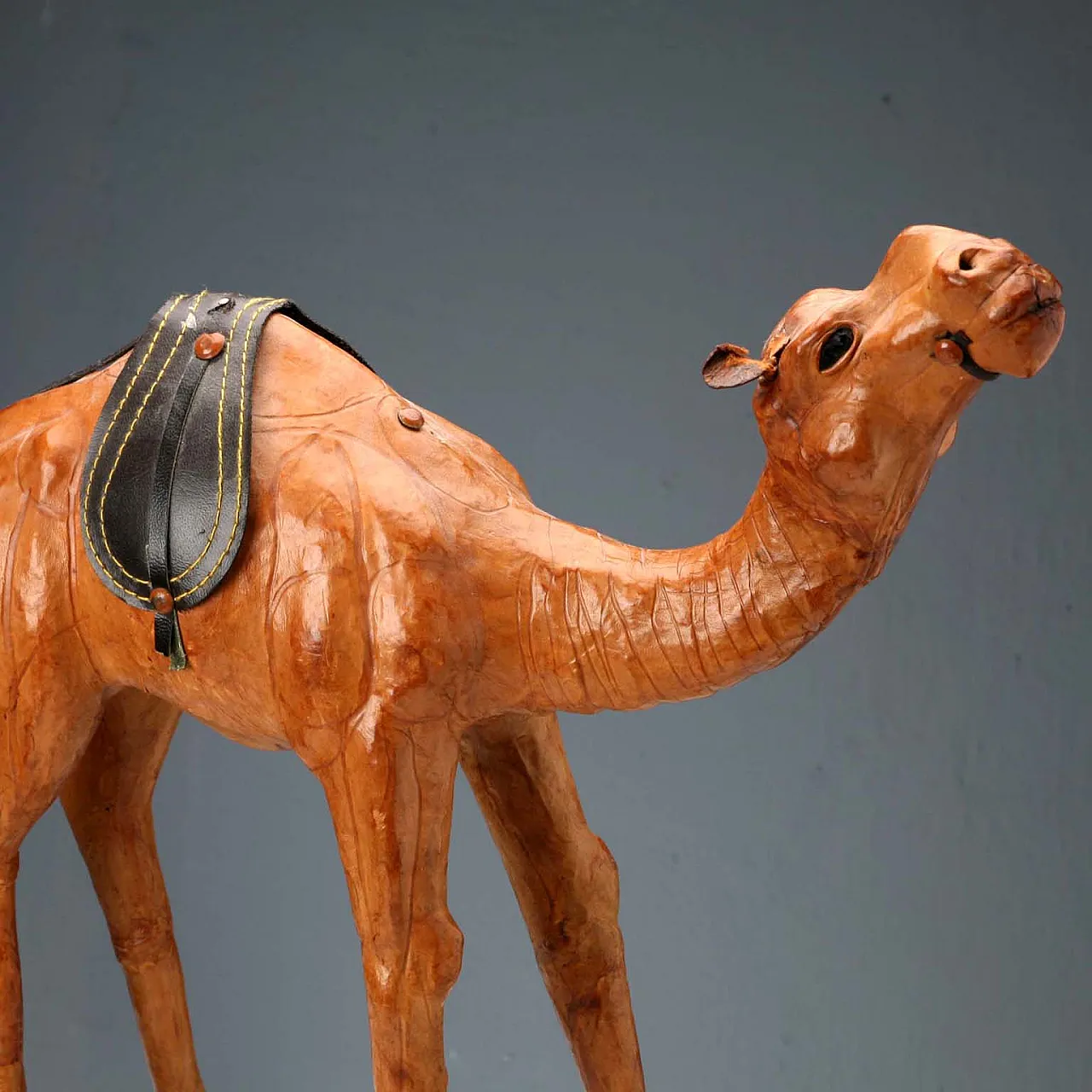 Sculpture depicting a leather-covered dromedary, 20th century 3