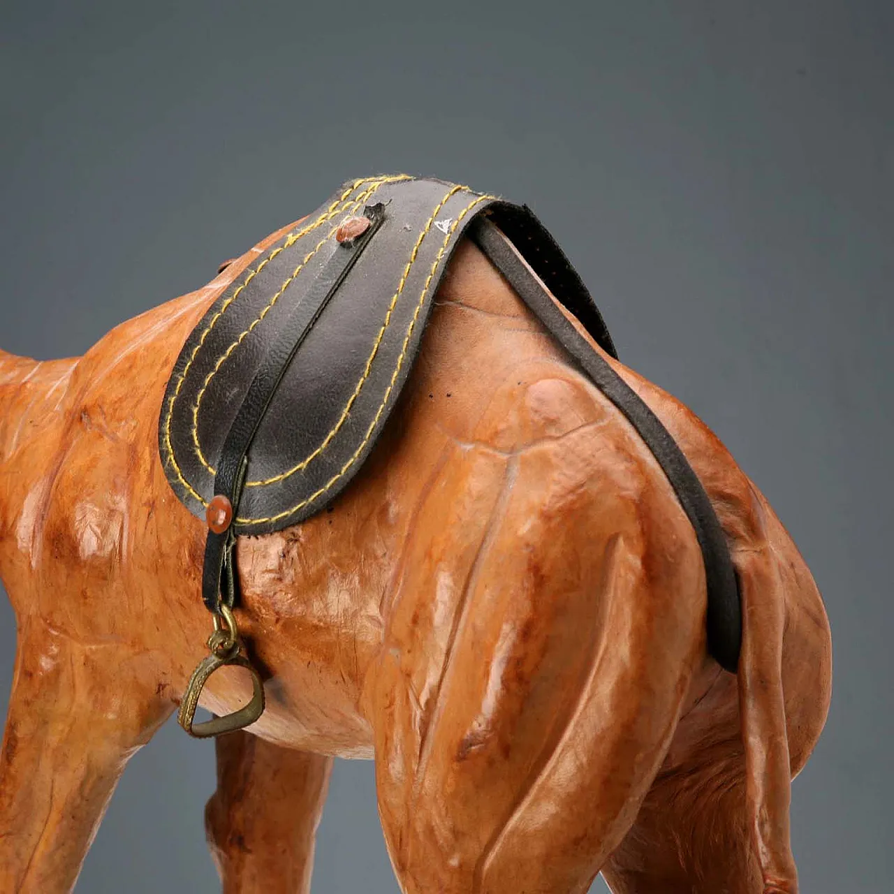Sculpture depicting a leather-covered dromedary, 20th century 7