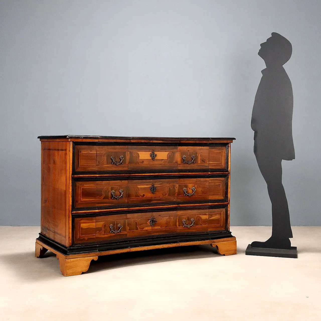 Three-drawer chest of drawers in wood and bronze, 18th century 2