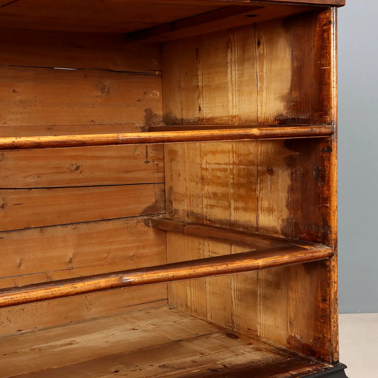 Three-drawer chest of drawers in wood and bronze, 18th century 8