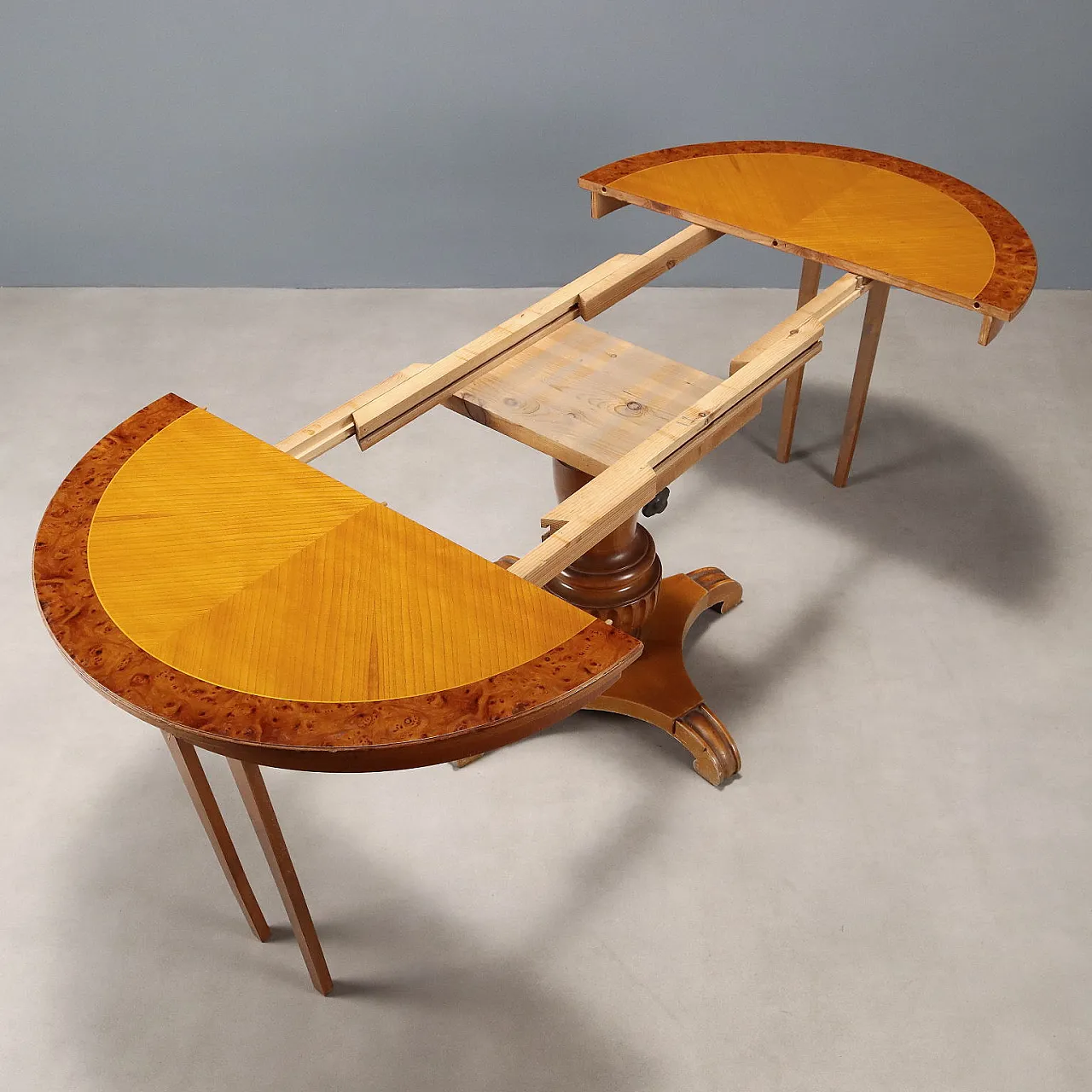 Mahogany and ash table with extendable round top, late 19th century 4