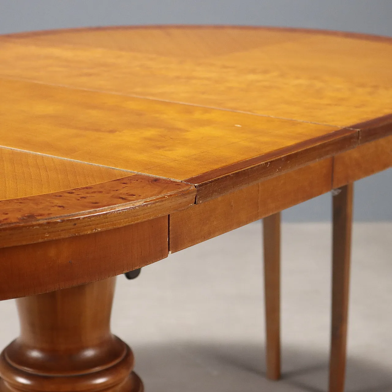 Mahogany and ash table with extendable round top, late 19th century 7