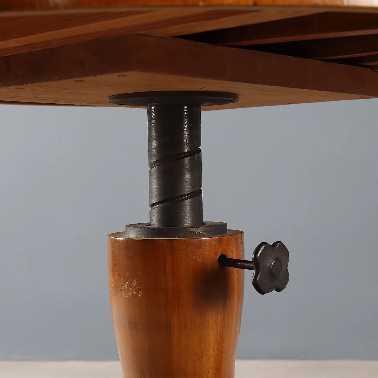 Mahogany and ash table with extendable round top, late 19th century 8