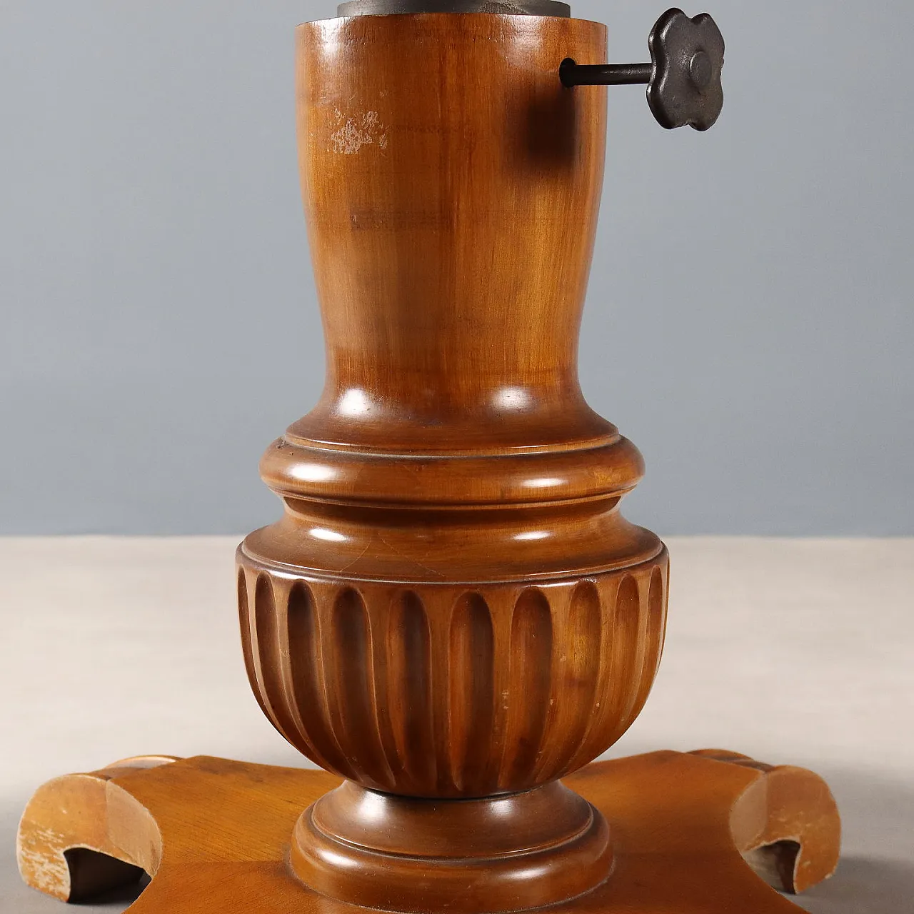 Mahogany and ash table with extendable round top, late 19th century 9