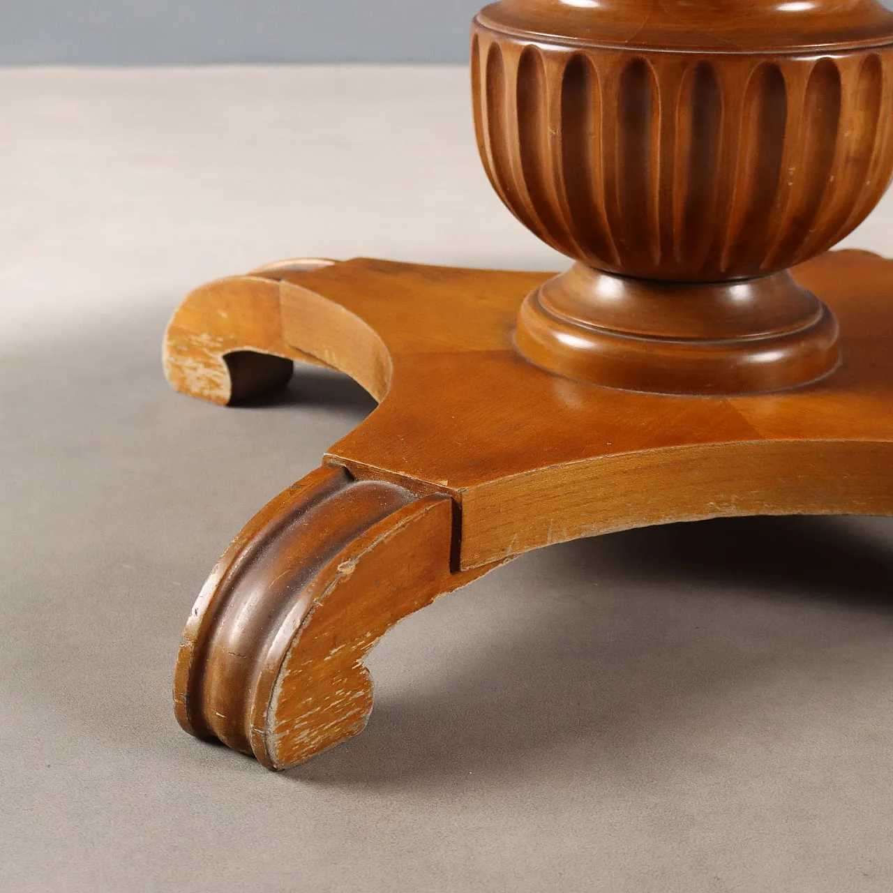 Mahogany and ash table with extendable round top, late 19th century 10