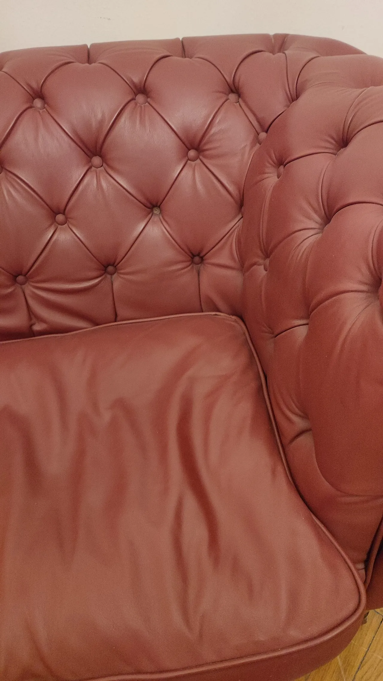 Chesterfield  sofa 2 seats in red leather, 70s 4