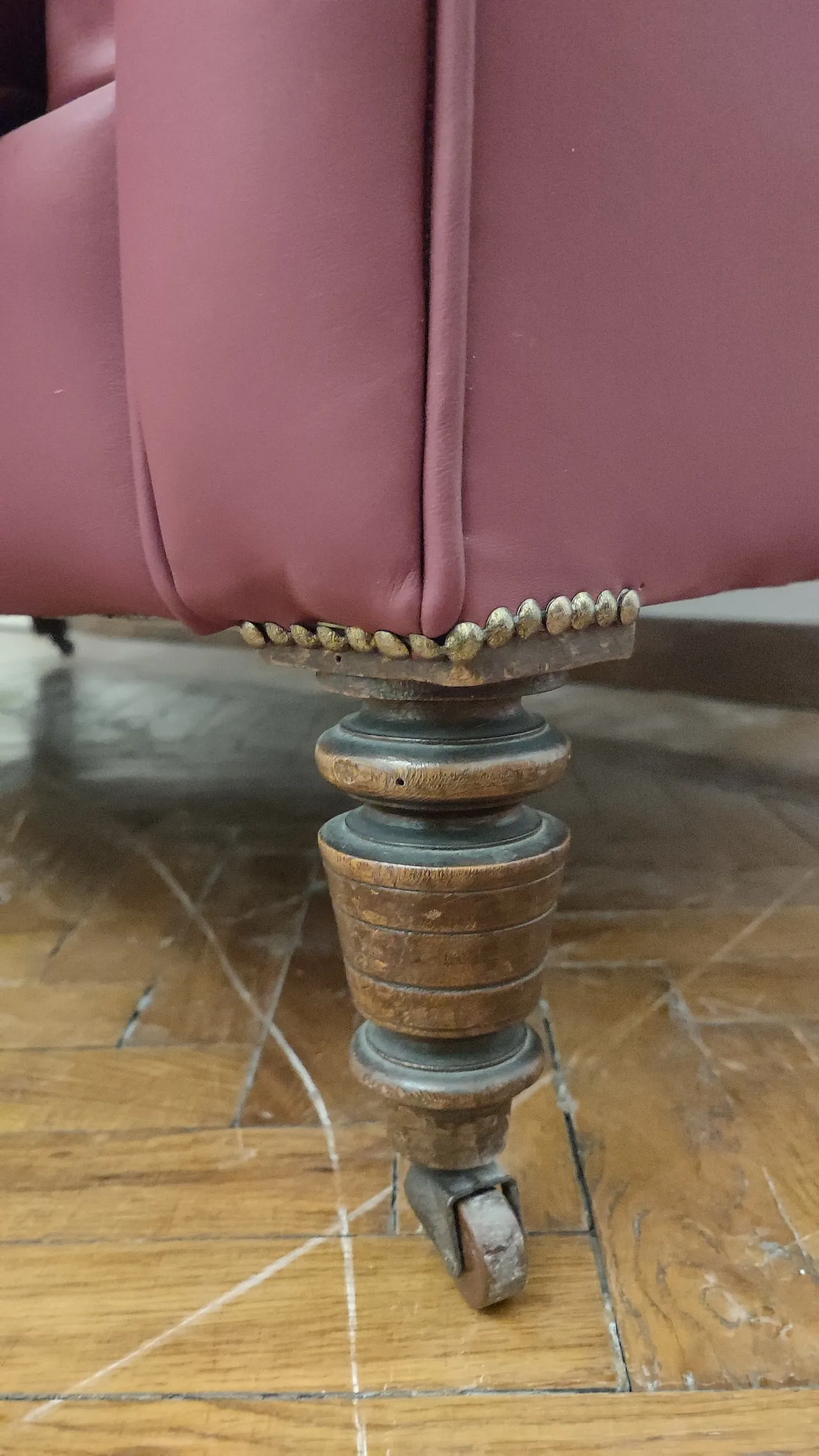 Chesterfield  sofa 2 seats in red leather, 70s 5