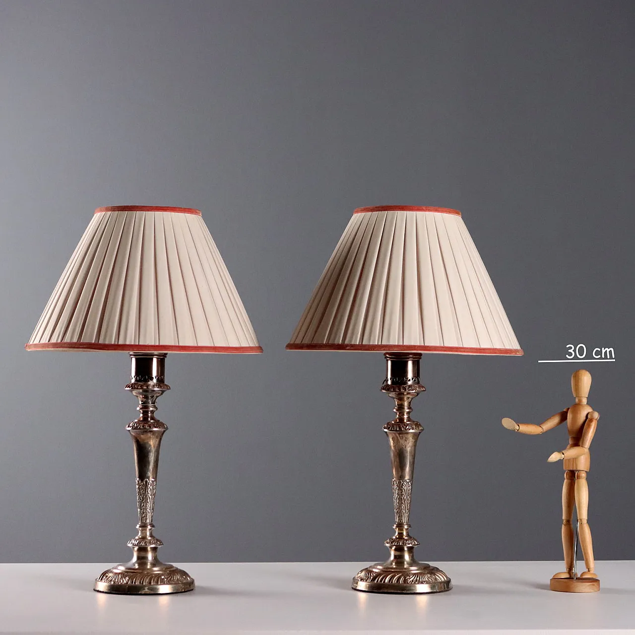 Pair of lamps in embossed metal with fabric lampshades, 19th century 2