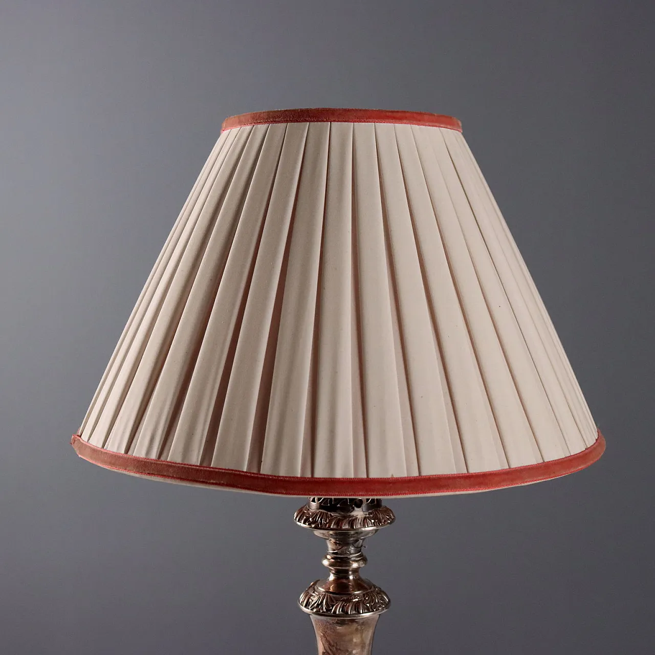 Pair of lamps in embossed metal with fabric lampshades, 19th century 3