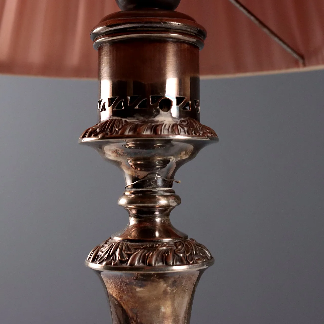 Pair of lamps in embossed metal with fabric lampshades, 19th century 4