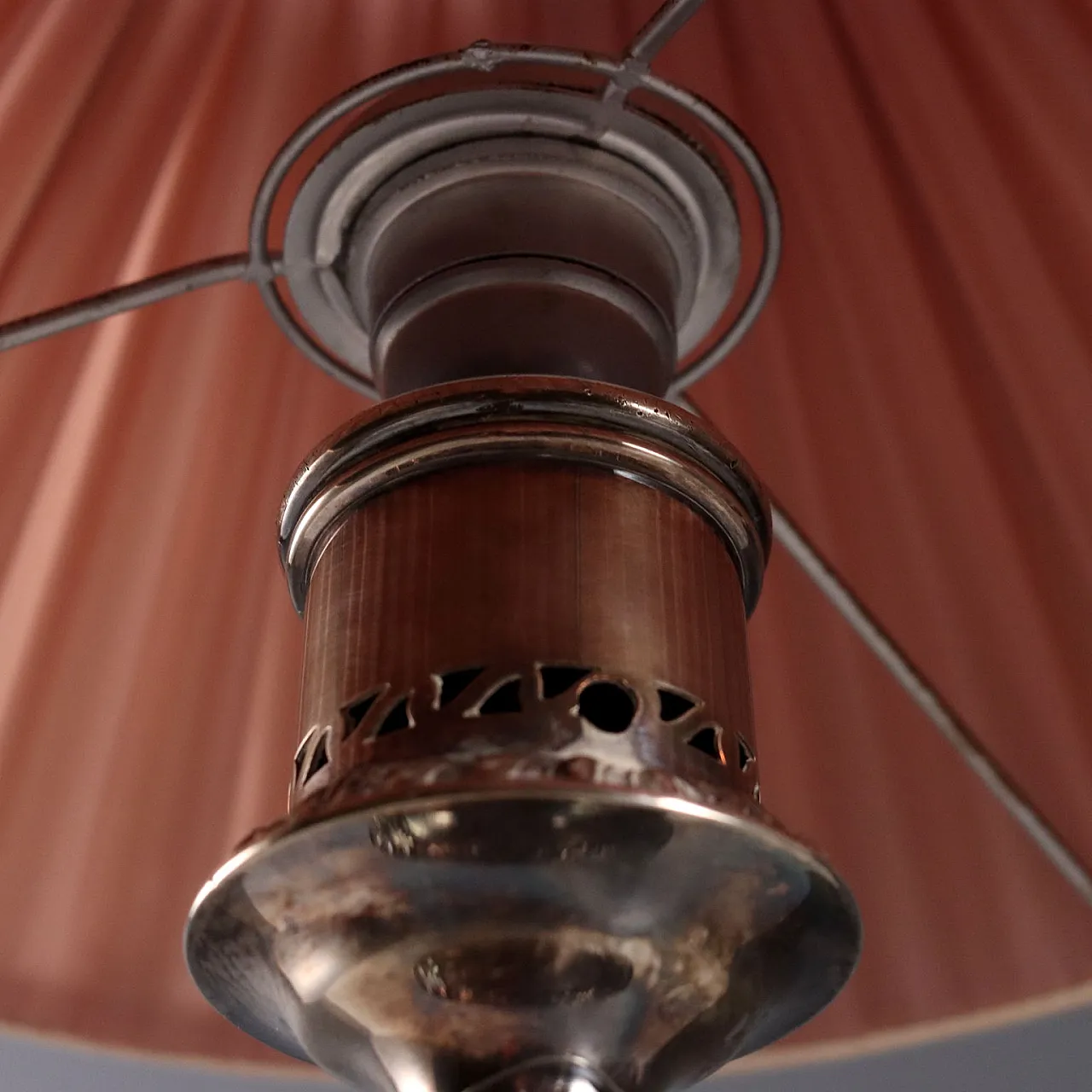 Pair of lamps in embossed metal with fabric lampshades, 19th century 5