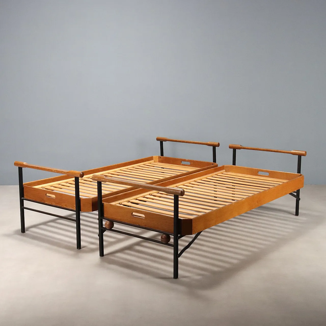 Pair of Tecno L75 beds by Osvaldo Borsani in wood, 20th century 3