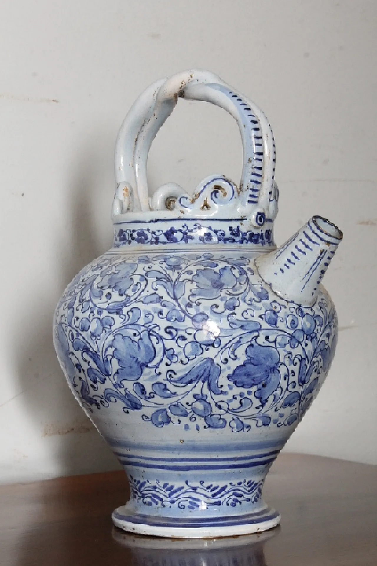 Versatoio da farmacia in maiolica, '700 1