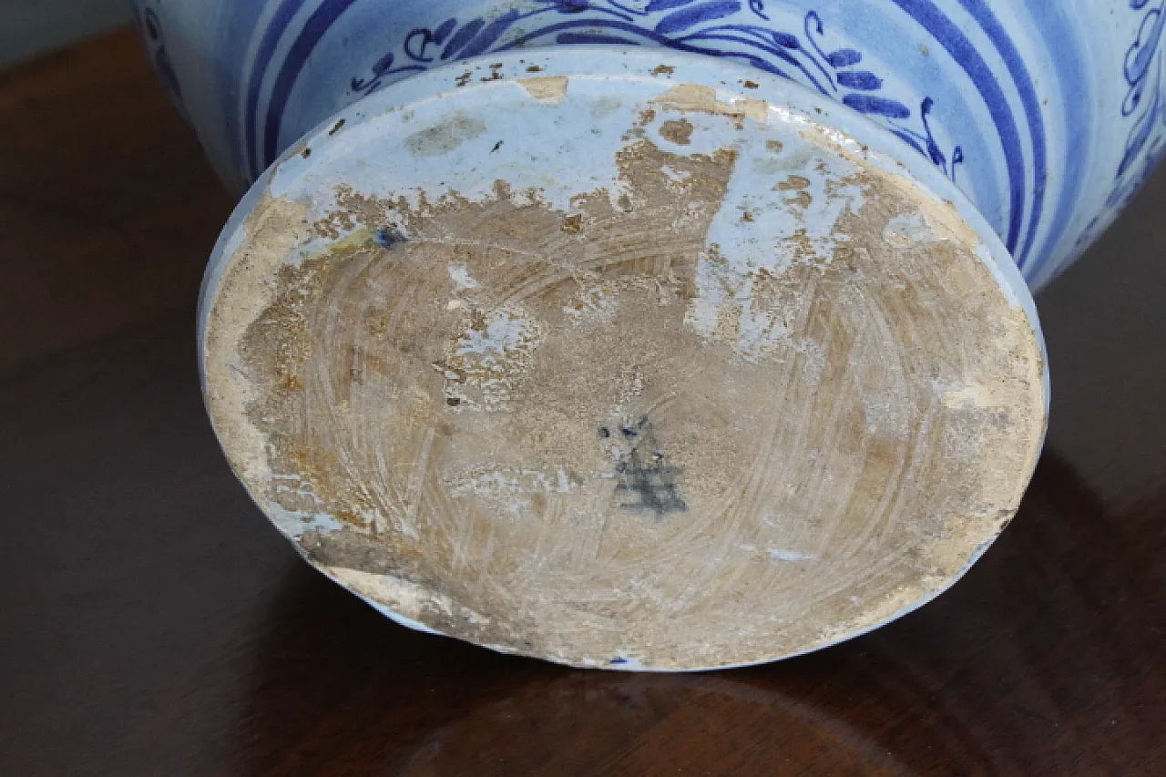 Versatoio da farmacia in maiolica, '700 12