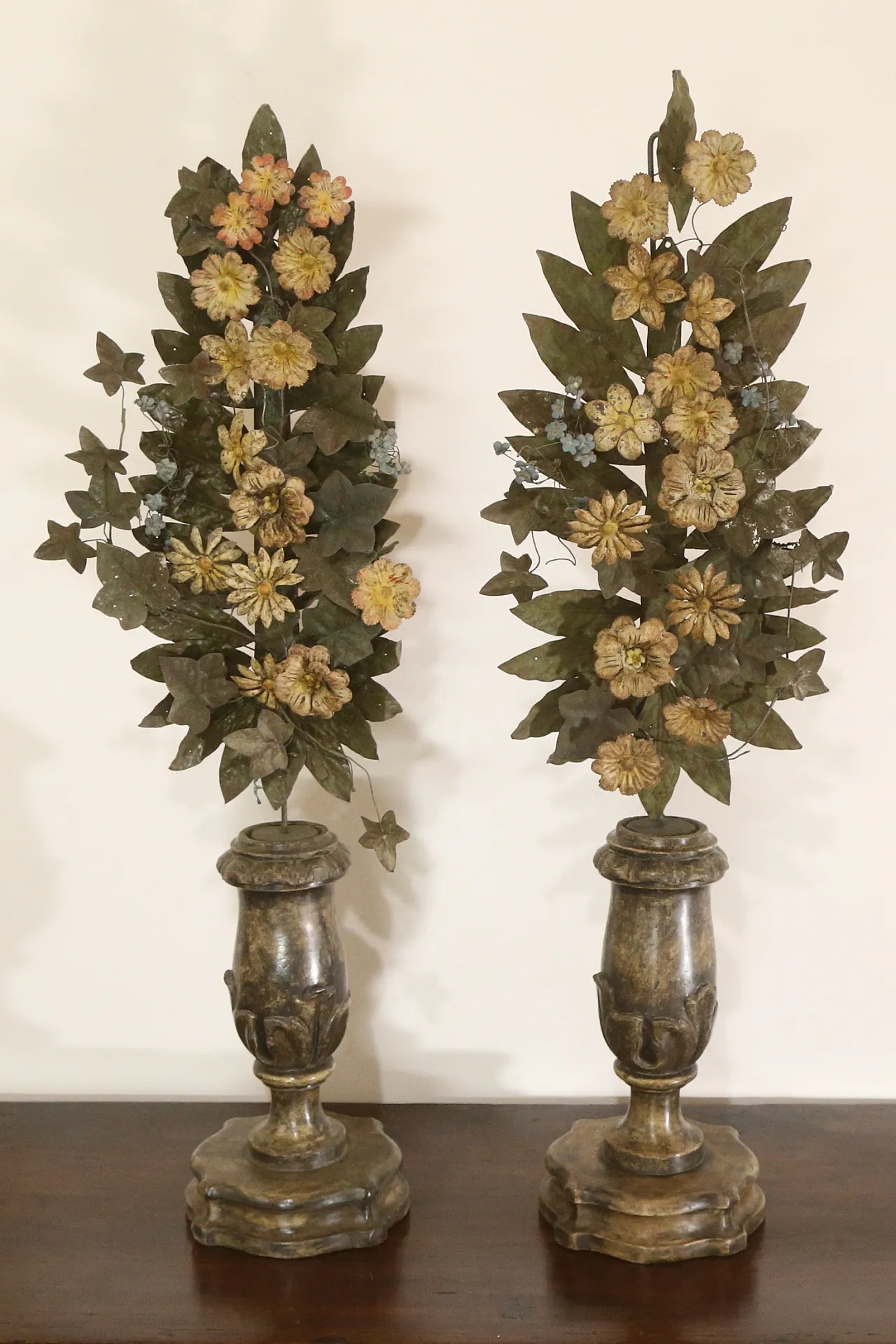 Pair of Baroque silver-plated wood palm holders, 18th century 4