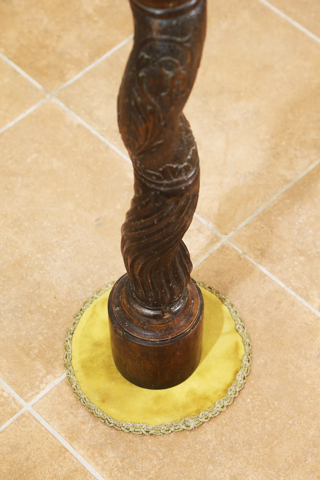Solomonic twisted column carved in wood, 18th century 3
