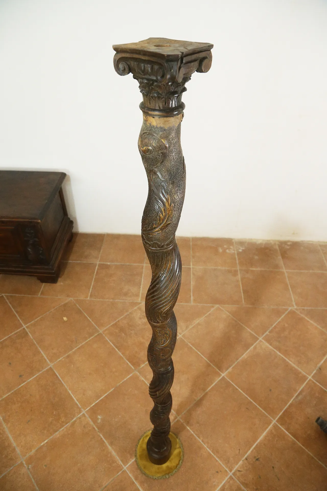 Solomonic twisted column carved in wood, 18th century 4