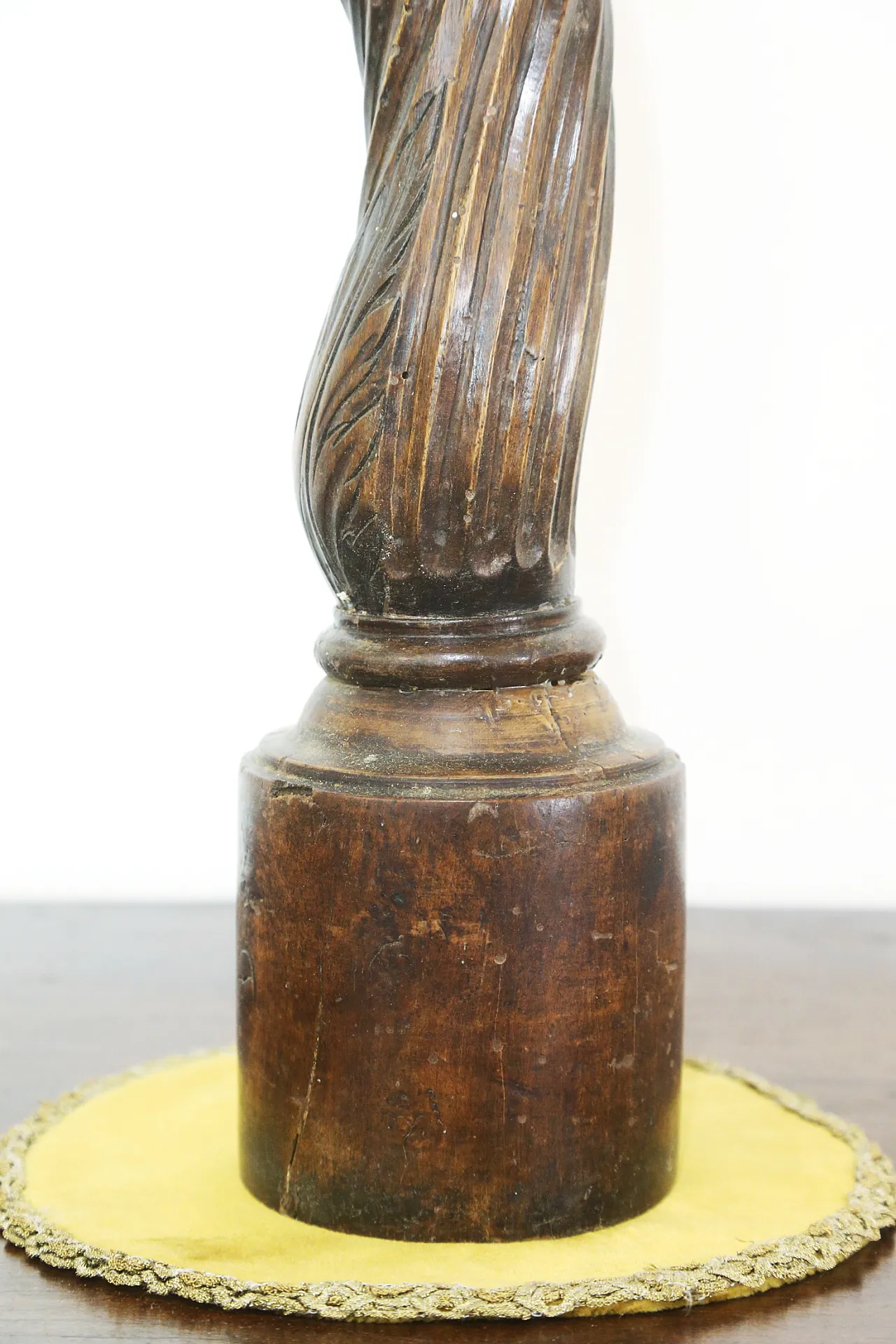 Solomonic twisted column carved in wood, 18th century 14